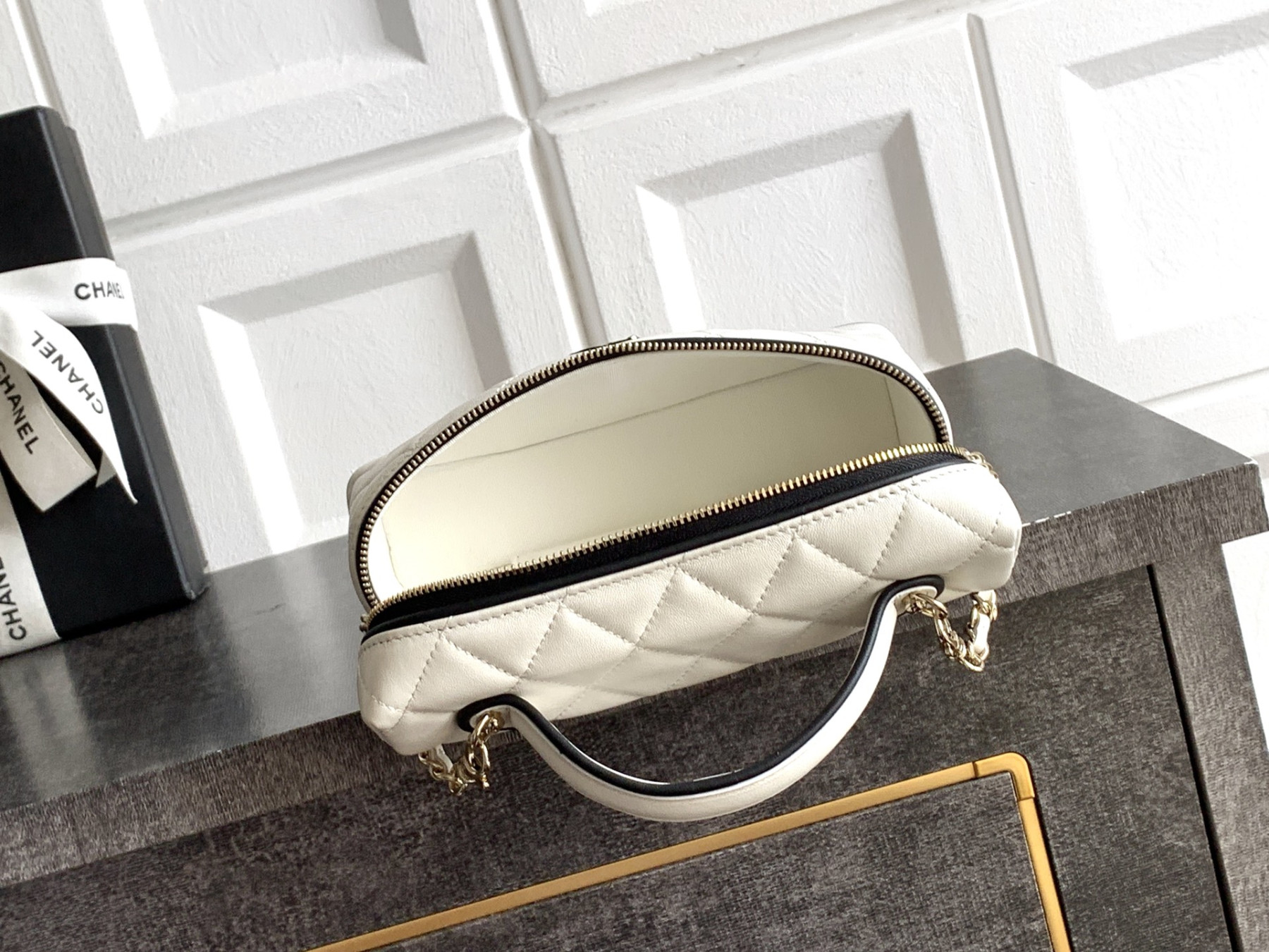 Chanel Vanity with Chain AP5186 17x19.5x5cm
