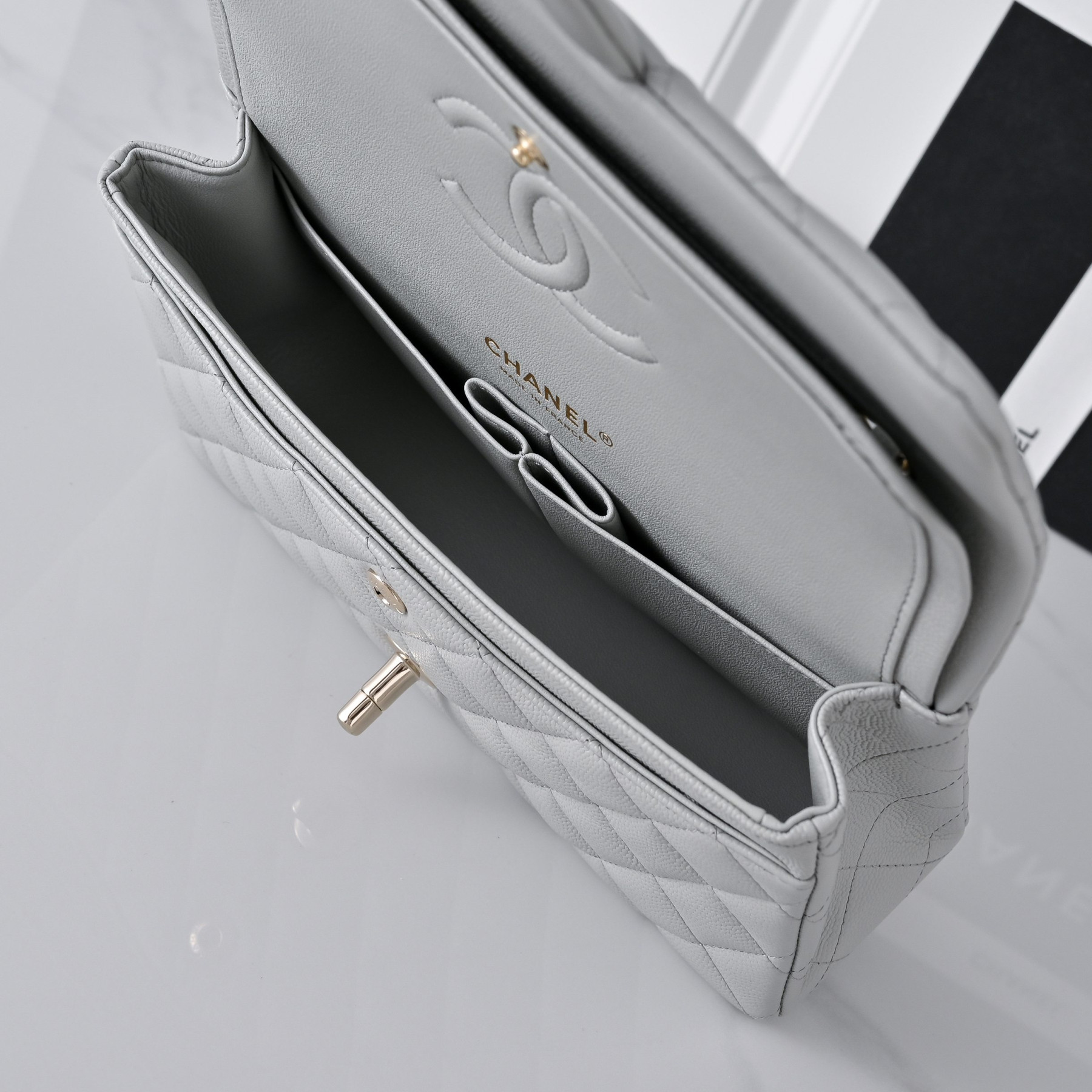 Chanel Classic Flap handbag Light grey with light gold hardware and caviar leather A01113 23x14.5x6cm