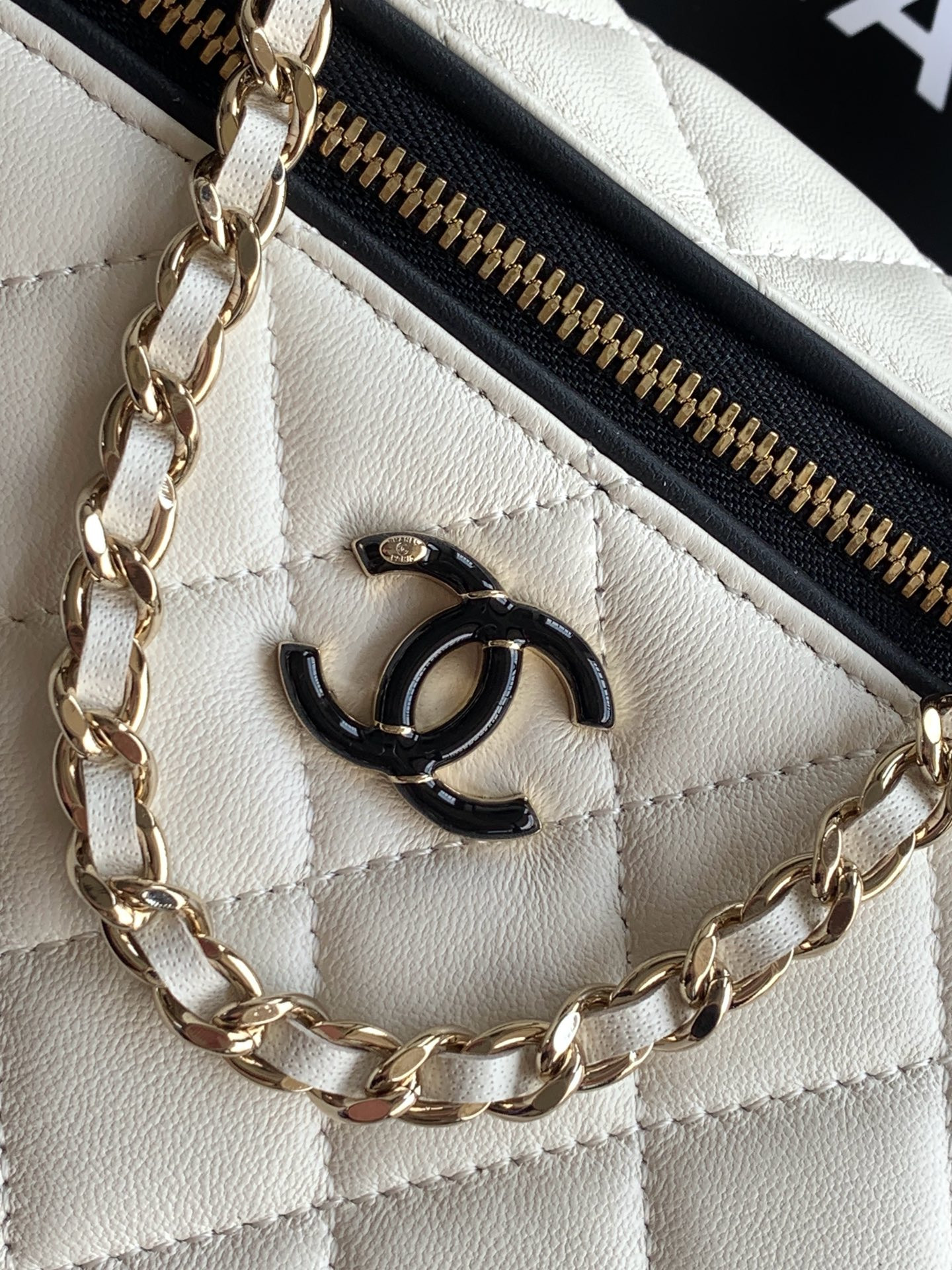 Chanel Vanity with Chain AP5186 17x19.5x5cm