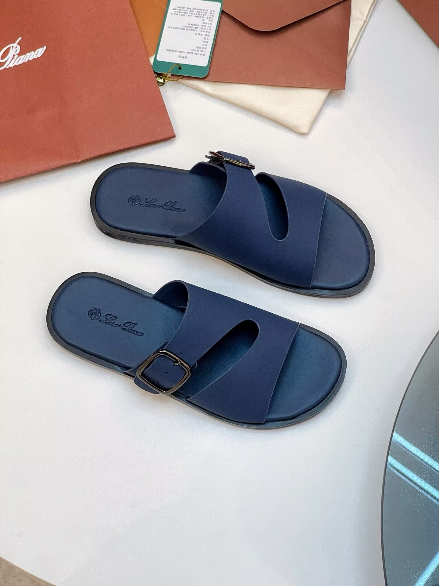 ua L0r0 P1ana sandals