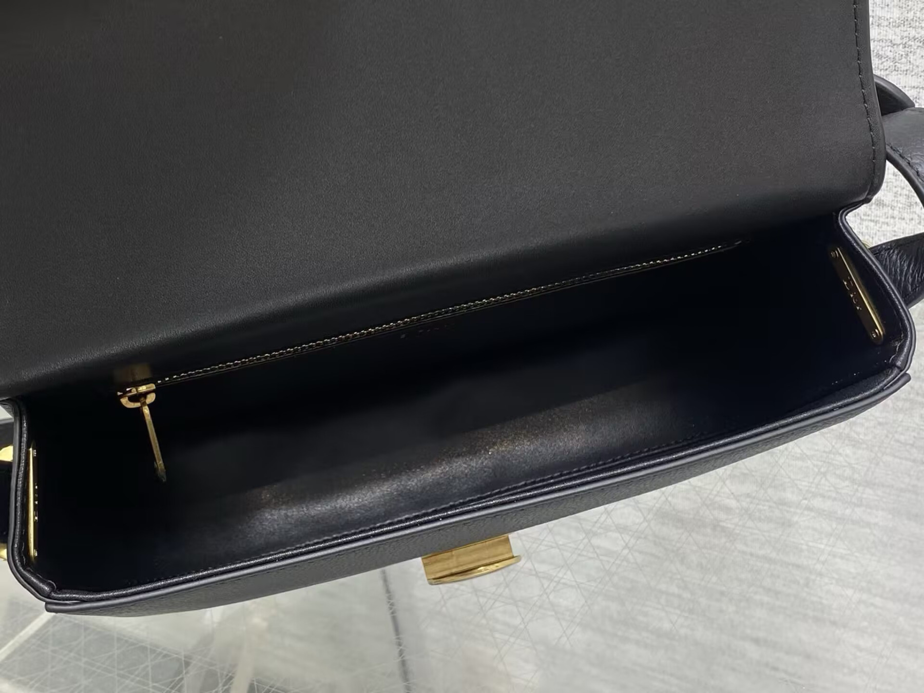 Dior Medium Médaillon Flap Bag 23x16x6.5cm