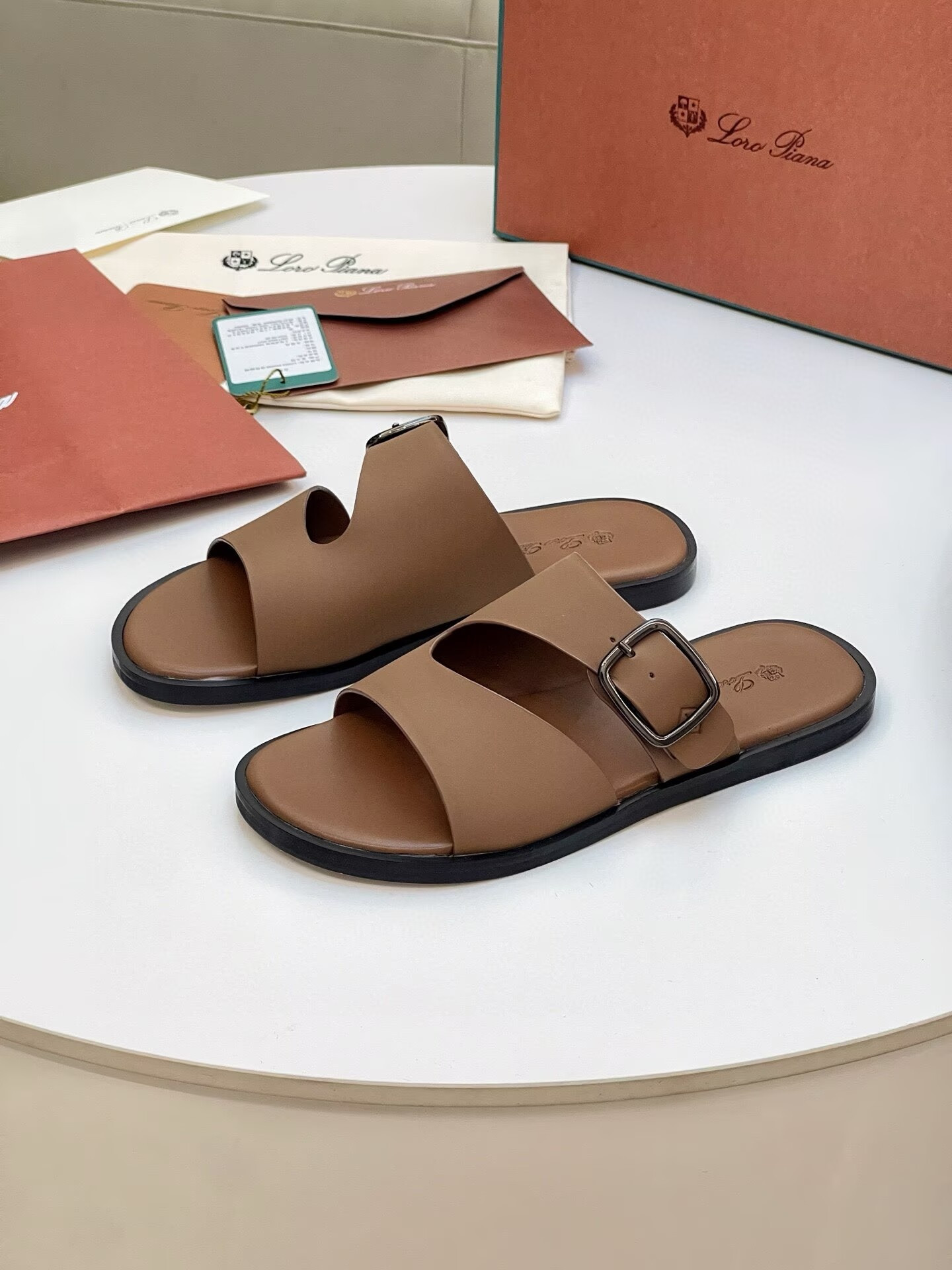 ua L0r0 P1ana sandals