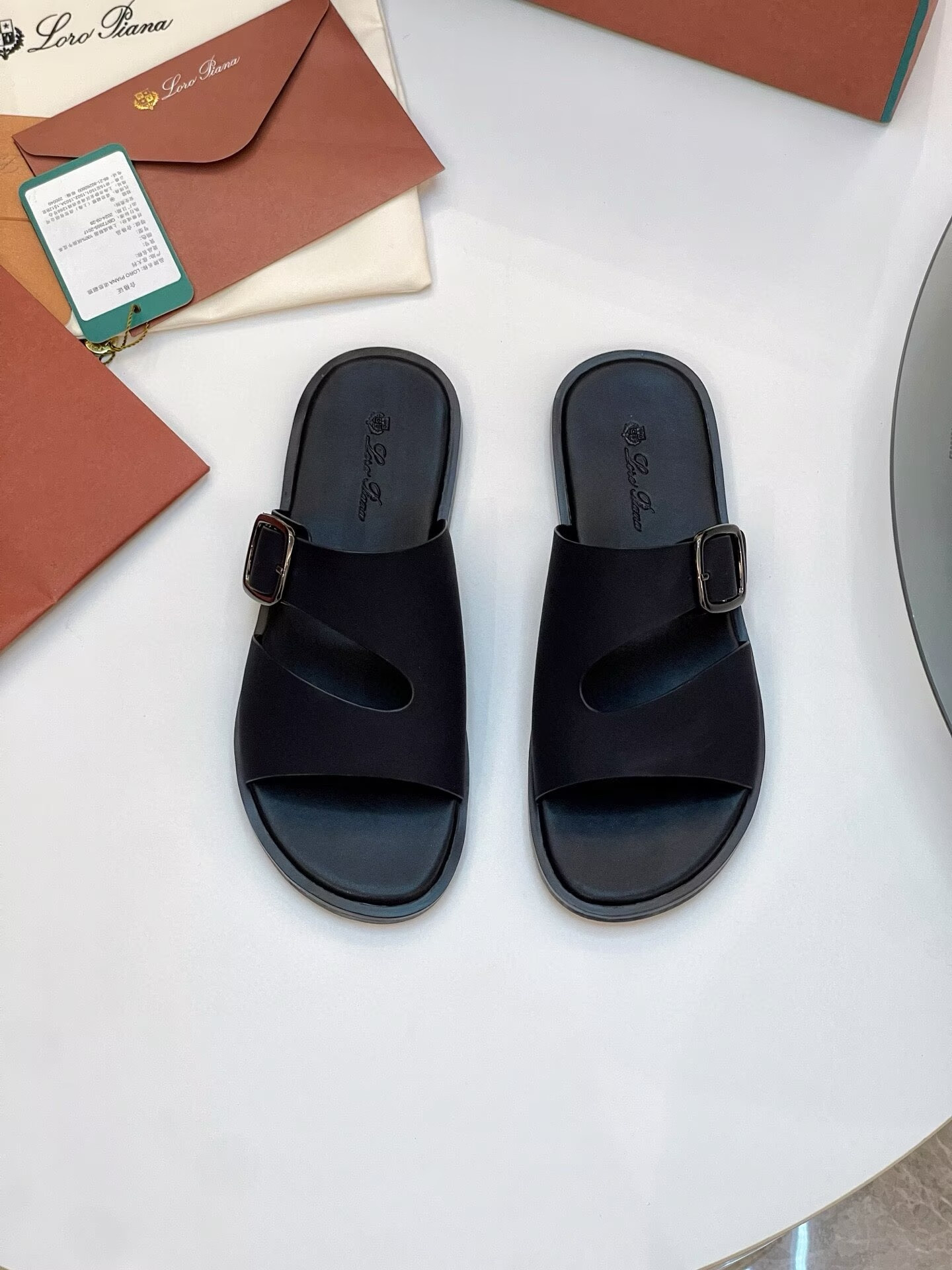 ua L0r0 P1ana sandals