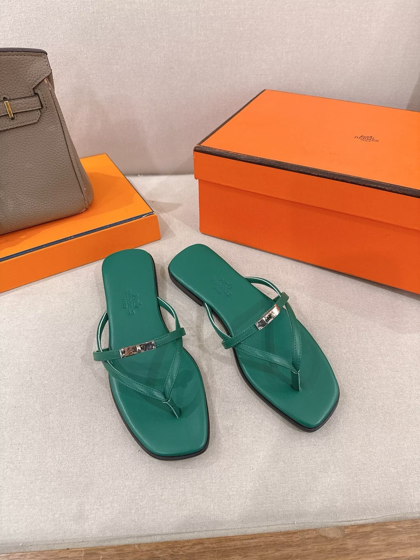 ua H**me5 miss sandals