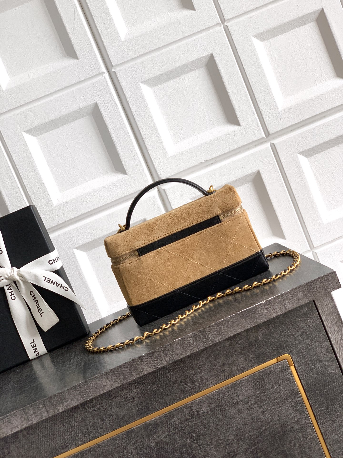 Chanel Vanity with Chain AP5186 17x19.5x5cm