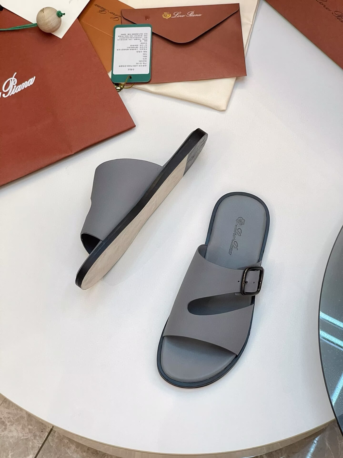 ua L0r0 P1ana sandals