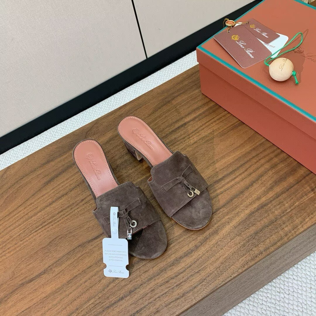 ua L0r0 P1ana summer charms sandal