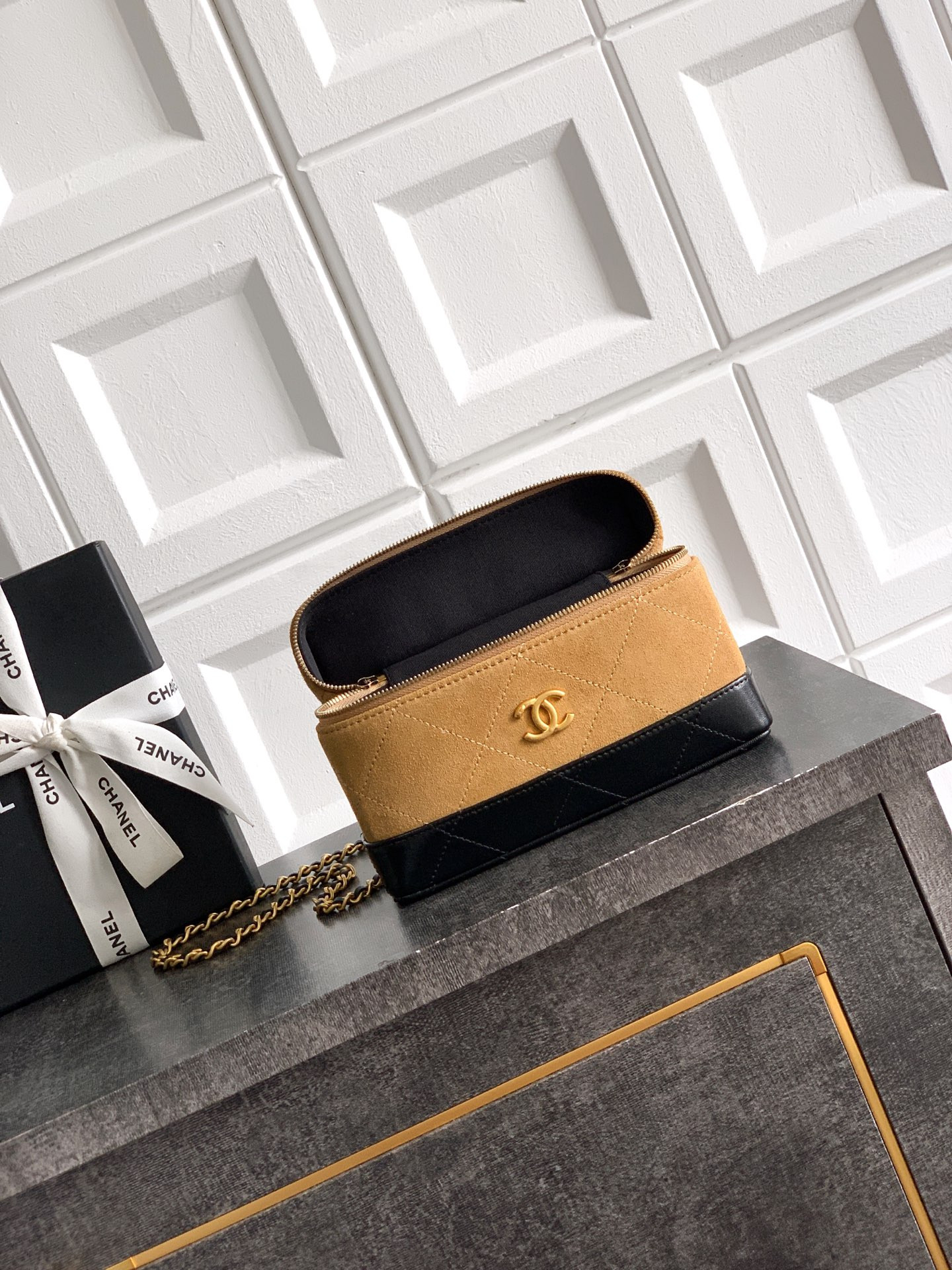 Chanel Vanity with Chain AP5186 17x19.5x5cm