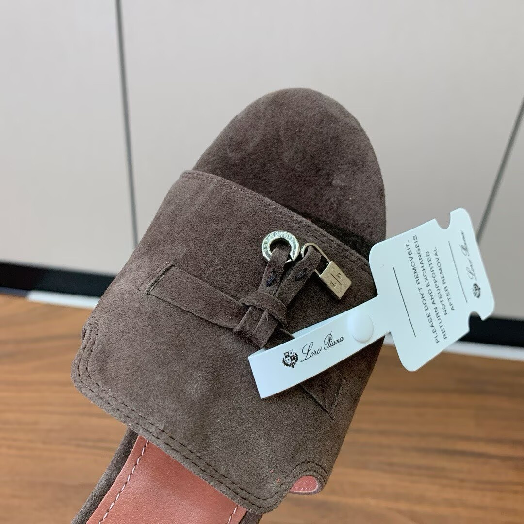 ua L0r0 P1ana summer charms sandal