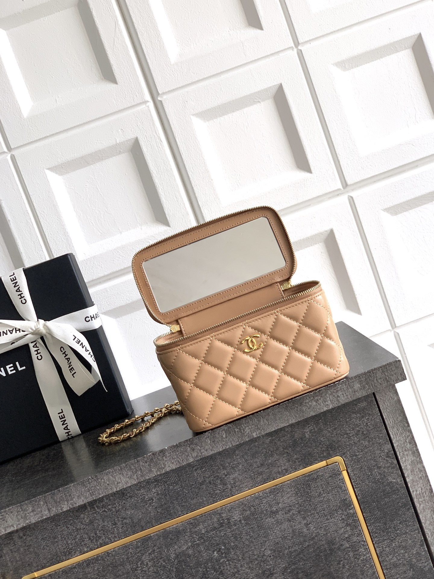 CHANEL Classic Vanity with chain Handbag 17x9.5x8cm