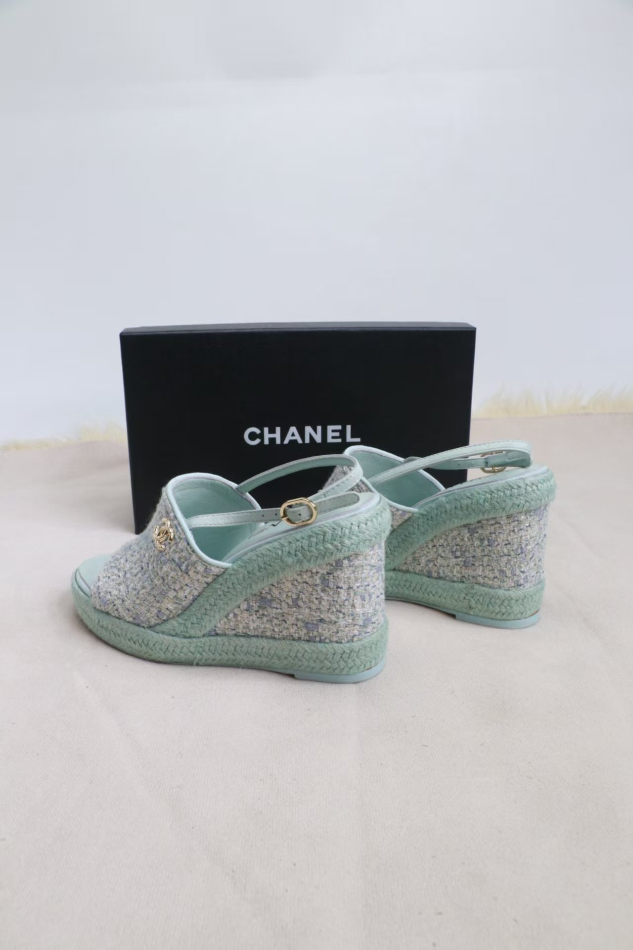 ua Ch**el sandals