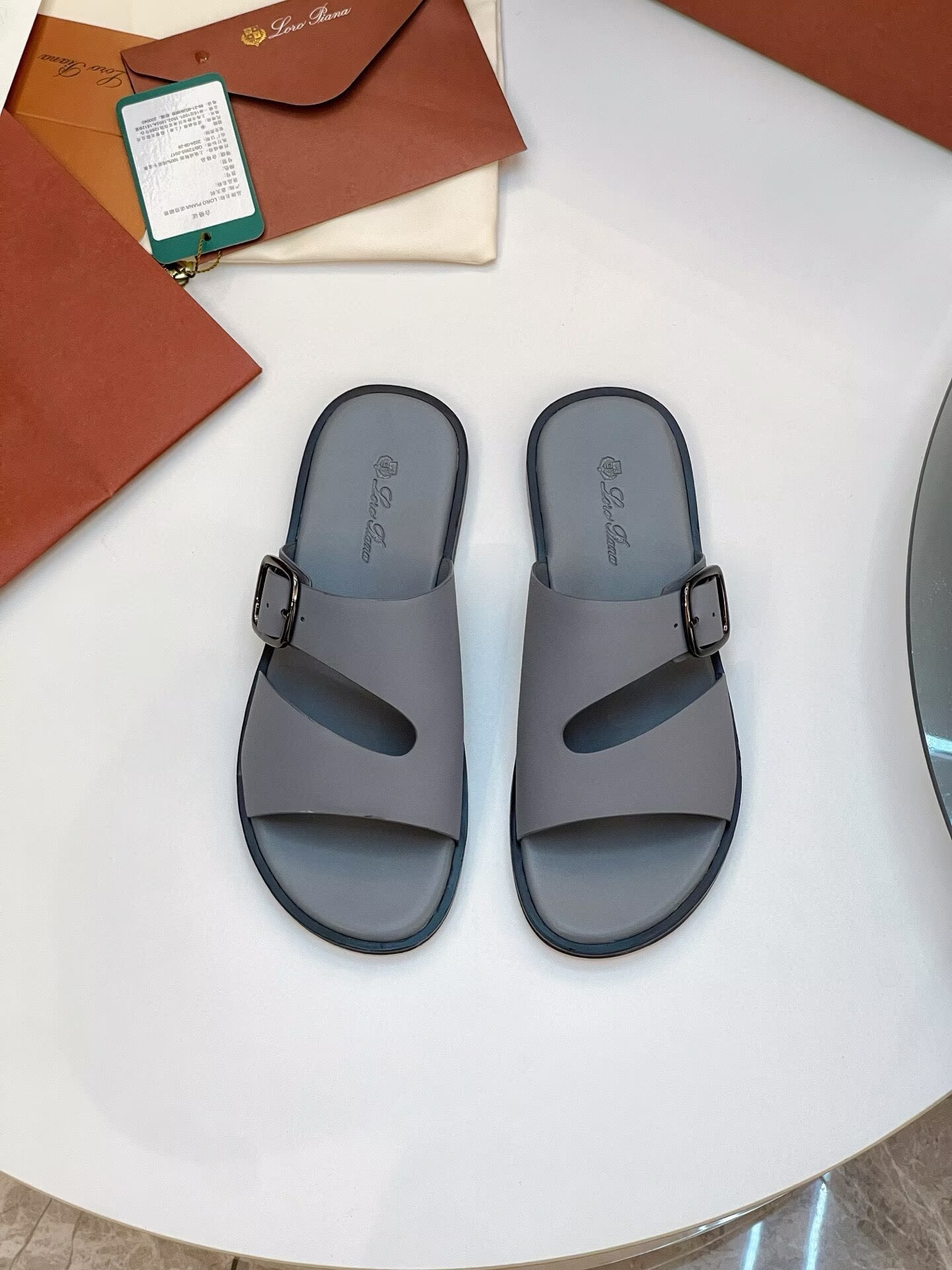 ua L0r0 P1ana sandals