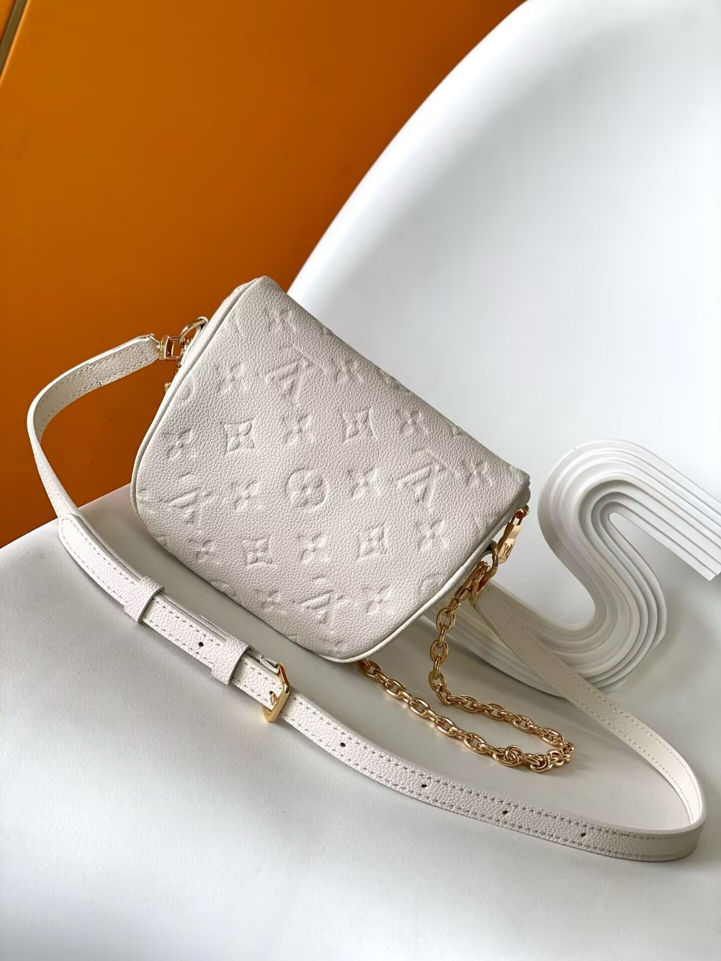 LV Mini Bumbag M83275 17x12x9.5cm