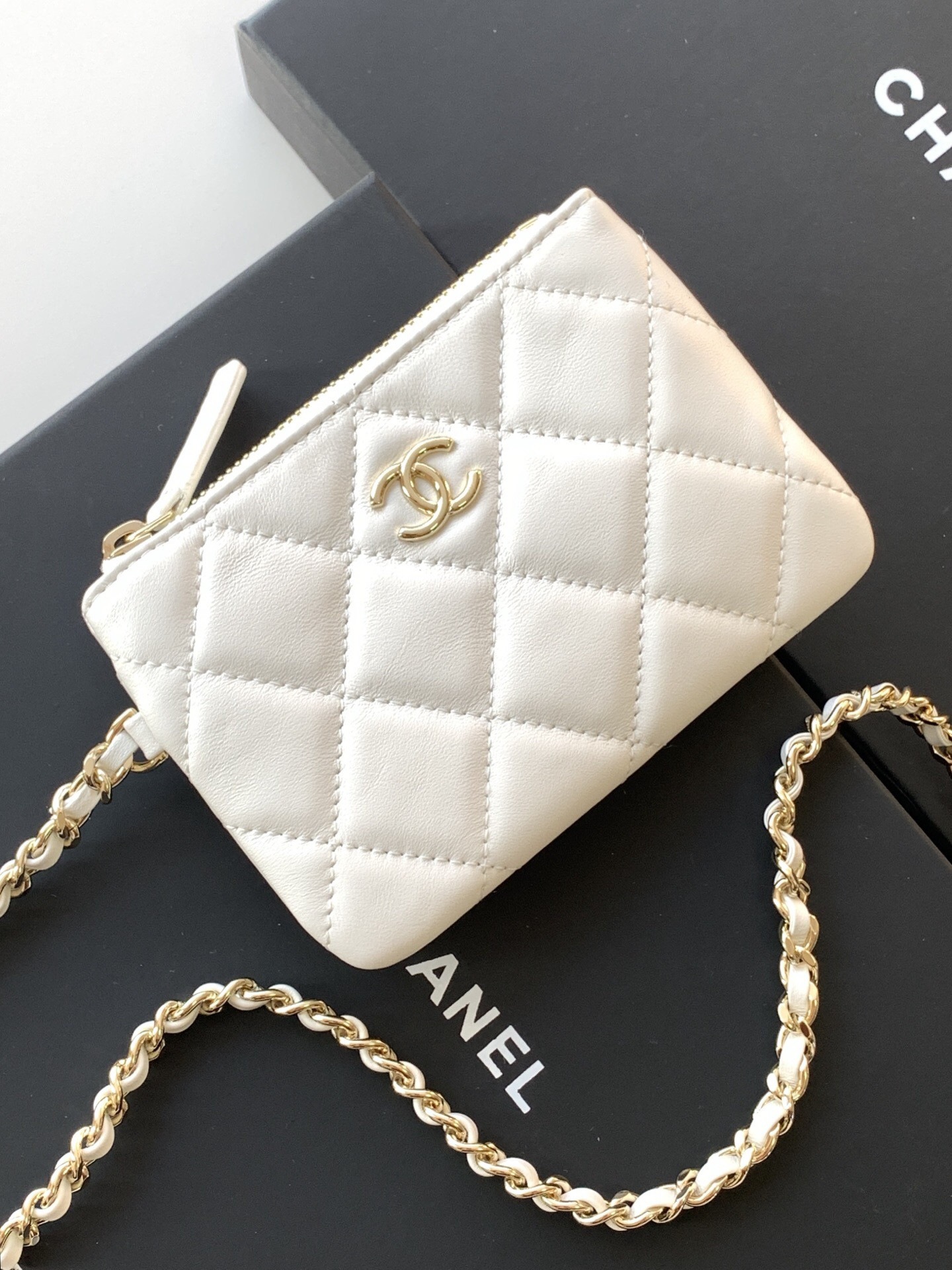 Ch**el Clutch With Chain Mesh Shiny Lambskin Gold Tone AP4573 15x22x6cm