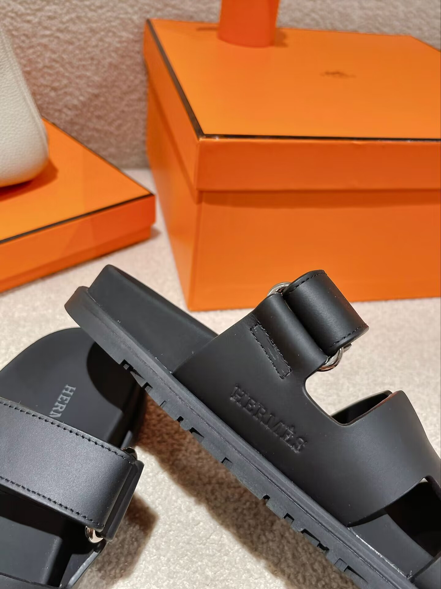UA H**me5 Chypre sandal