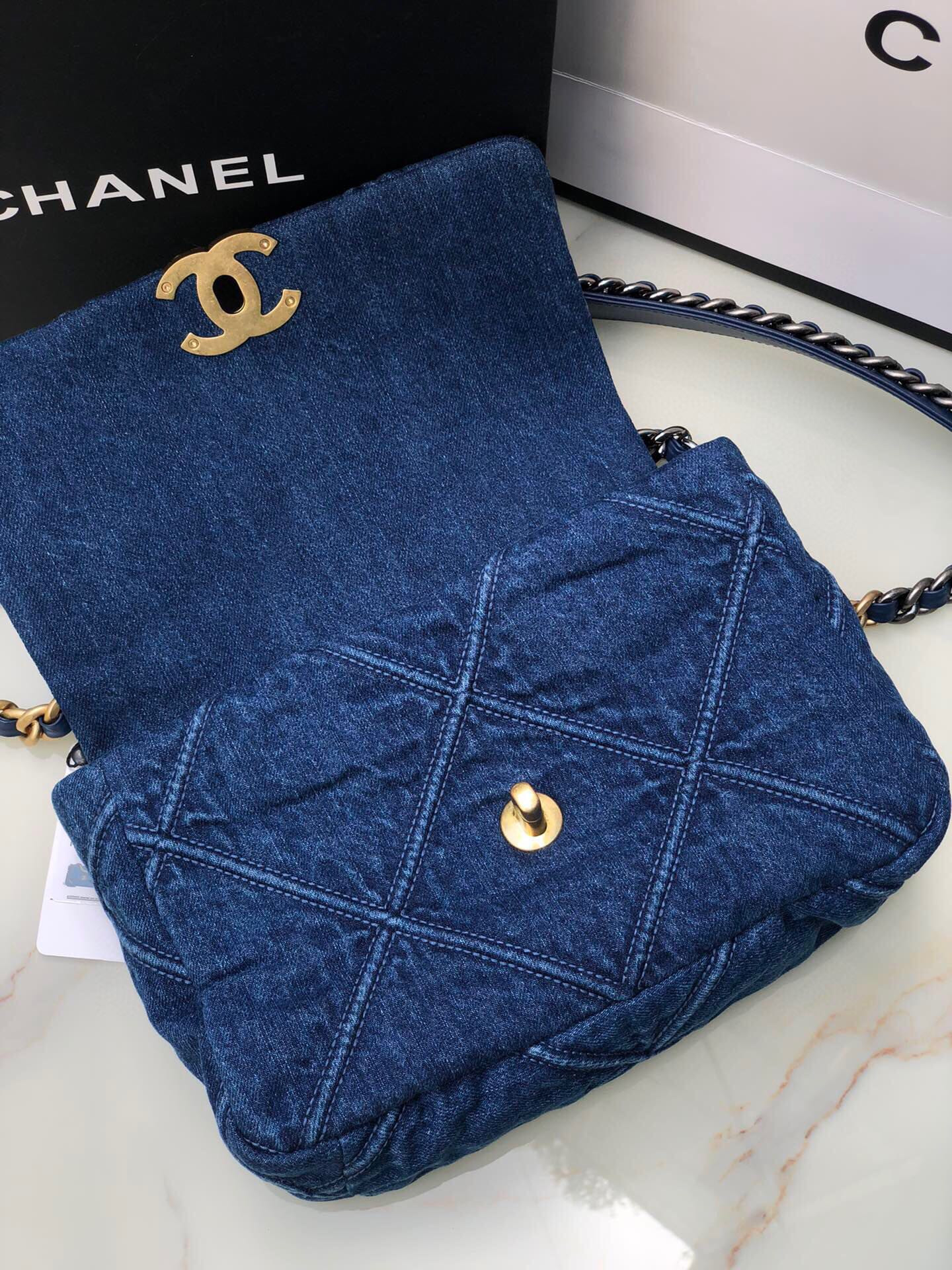 Ch**el 19 HANDBAG Ruthenium-Finish Metal Navy 6.2 × 10.1 × 3.5 in