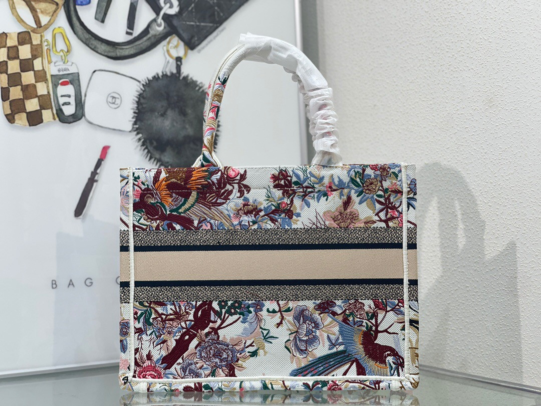 MEDIUM D10r BOOK TOTE White Multicolor Dragon Zodiac Embroidery 36 x 27.5 x 16.5 cm