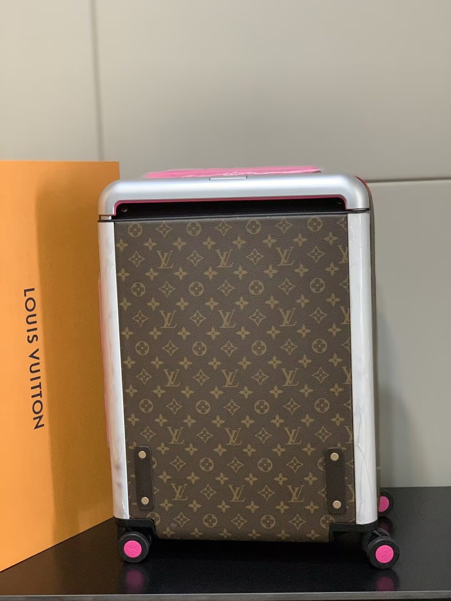 L0vis Vvtt0n LV Horizon 55 Colormania Fuchsia M46780 15 x 21.7 x 8.3 inches