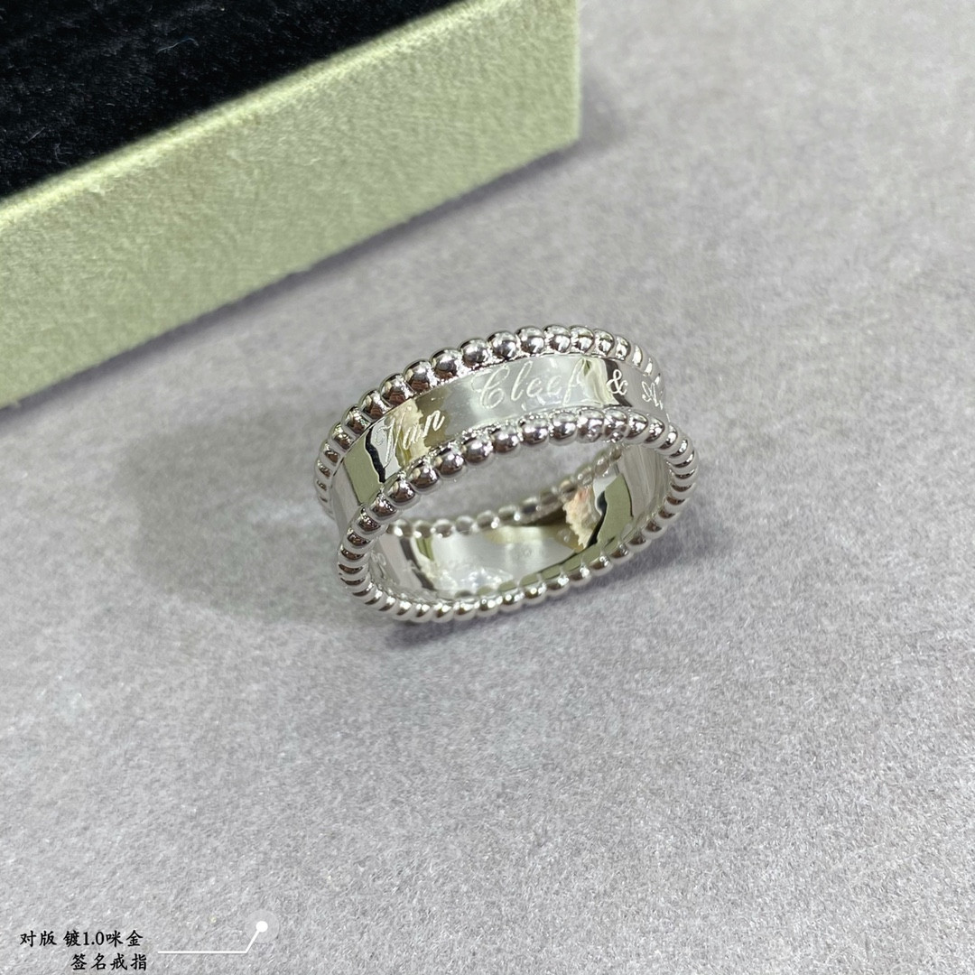 V*n Cl**f & Arpels sign Ring