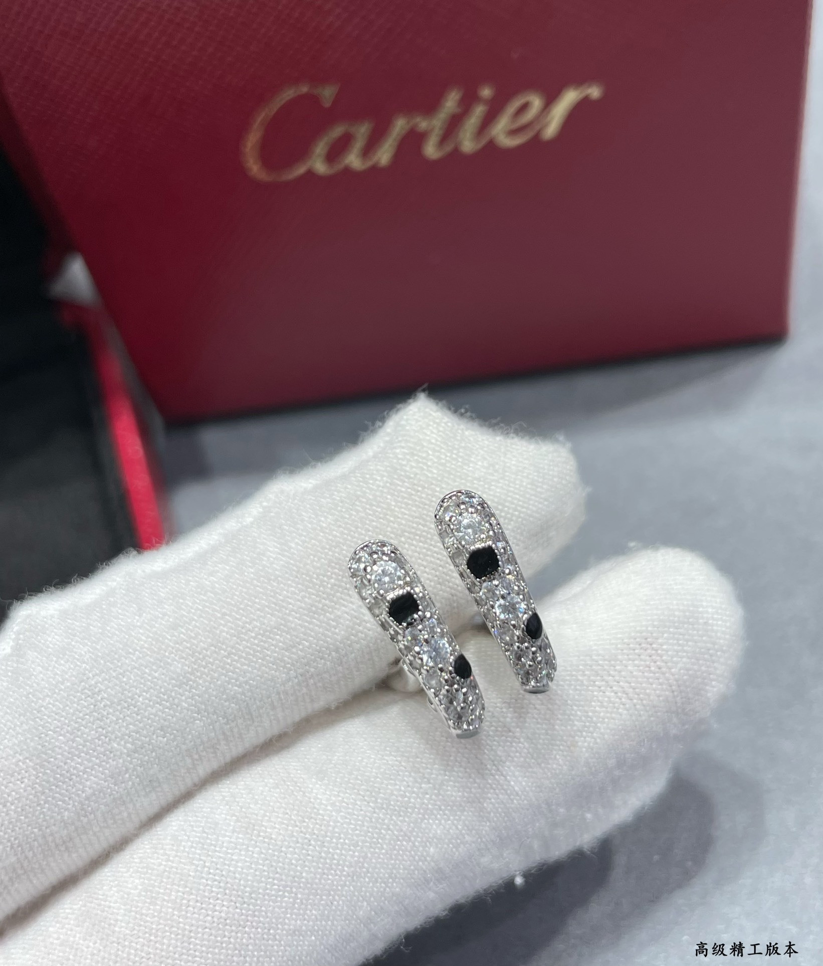 Ca*t1er U-shaped Spot Earrings