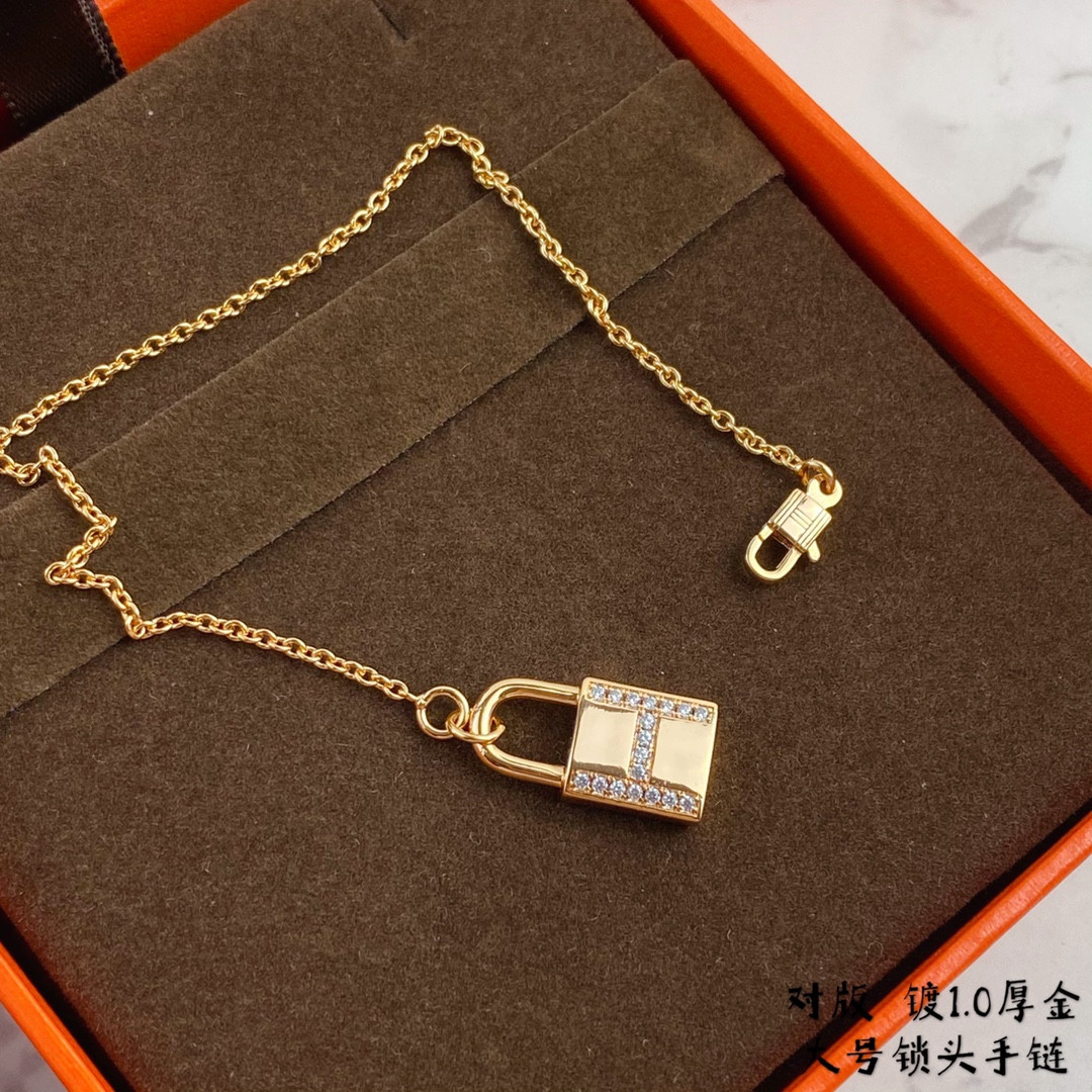 H**me5 large padlock Bracelet