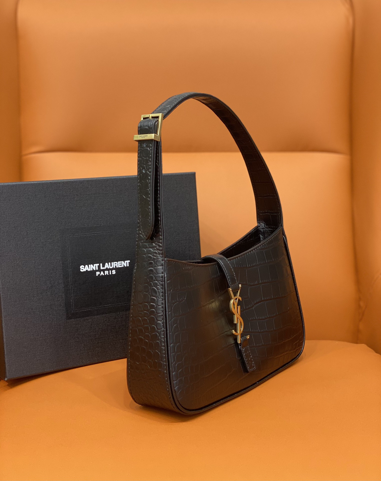 Y51 LE 5 À 7 IN CROCODILE-EMBOSSED SHINY LEATHER NOIR 23 X 16 X 6.5 CM