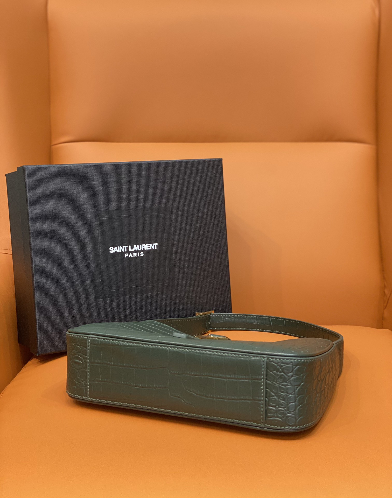 Y51 LE 5 À 7 IN CROCODILE-EMBOSSED SHINY LEATHER 23 X 16 X 6.5 CM