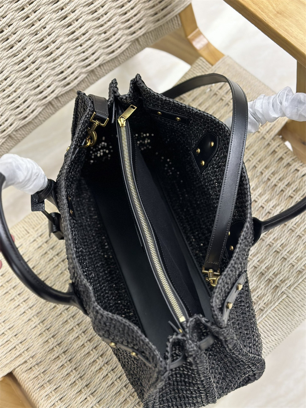 Y51 SAC DE JOUR MEDIUM S*pPLE IN RAFFIA AND VEGETABLE-TANNED LEATHER BLACK