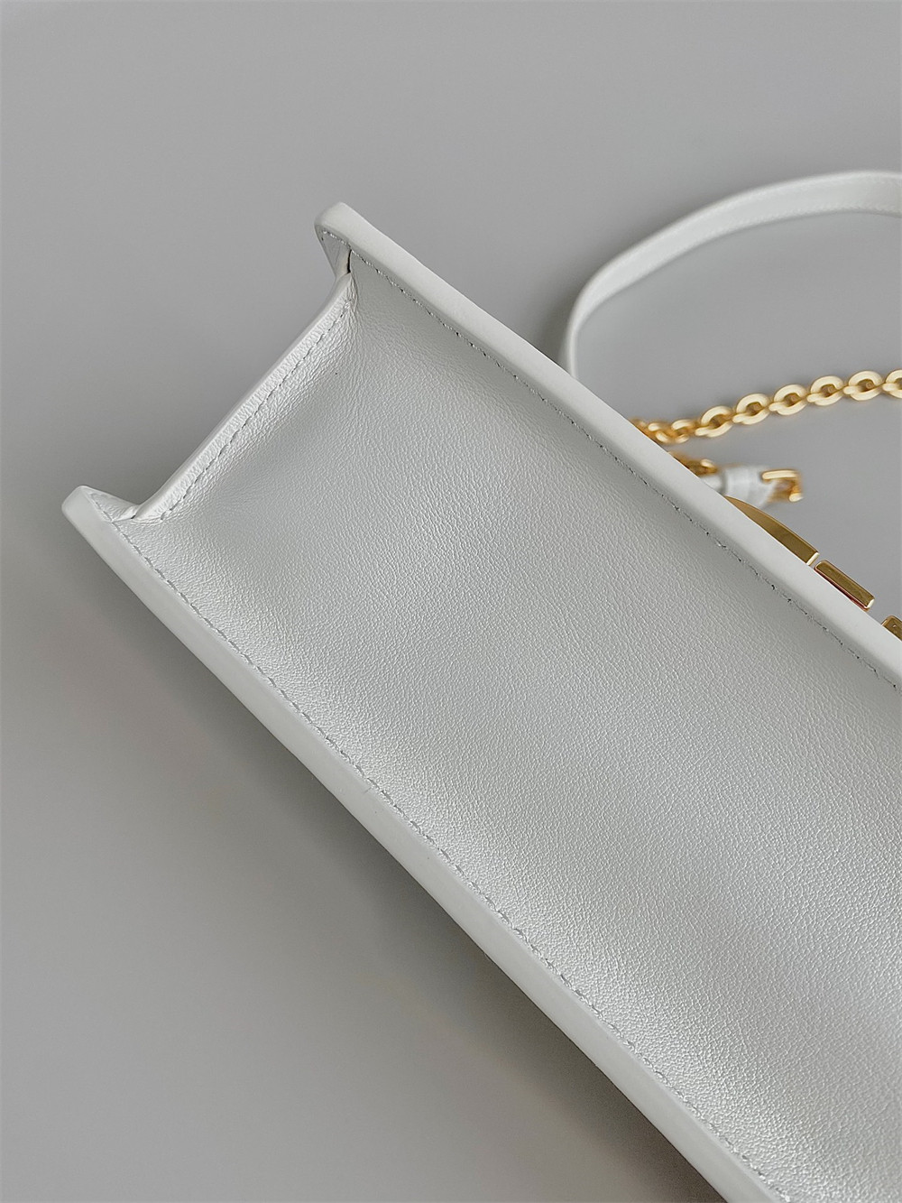 D10r 30 MONTAIGNE EAST-WEST BAG WITH CHAIN Latte Calfskin 21 x 12 x 6 cm / 8.5 x 4.5 x 2.5 inches