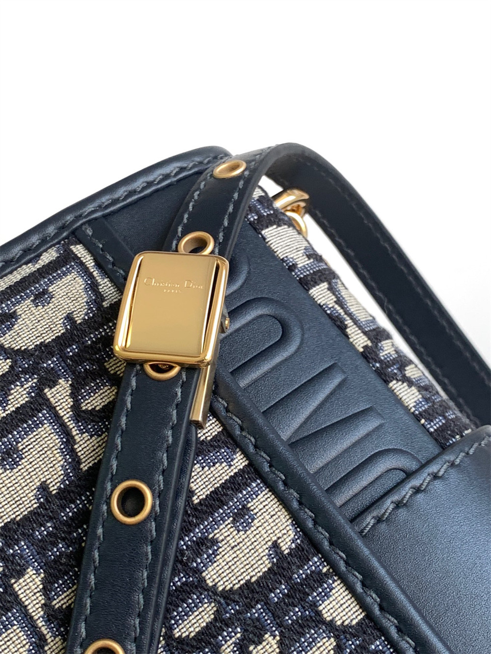 D10r 30 MONTAIGNE EAST-WEST BAG WITH CHAIN Blue D10r Oblique Jacquard 21 x 12 x 6 cm / 8.5 x 4.5 x 2.5 inches