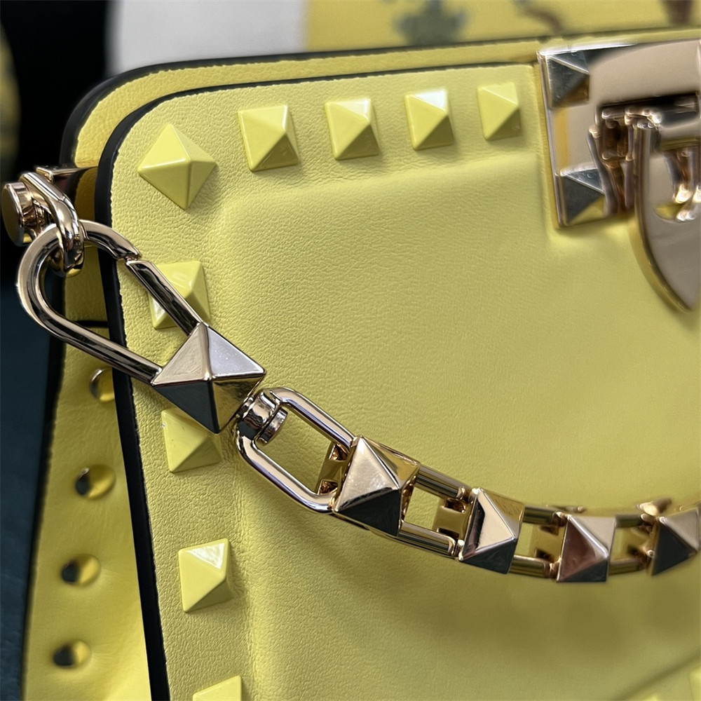 Va1e*ntin0 GARAVANI ROCKSTUD23 SMALL SMOOTH CALFSKIN SHOULDER BAG YELLOW