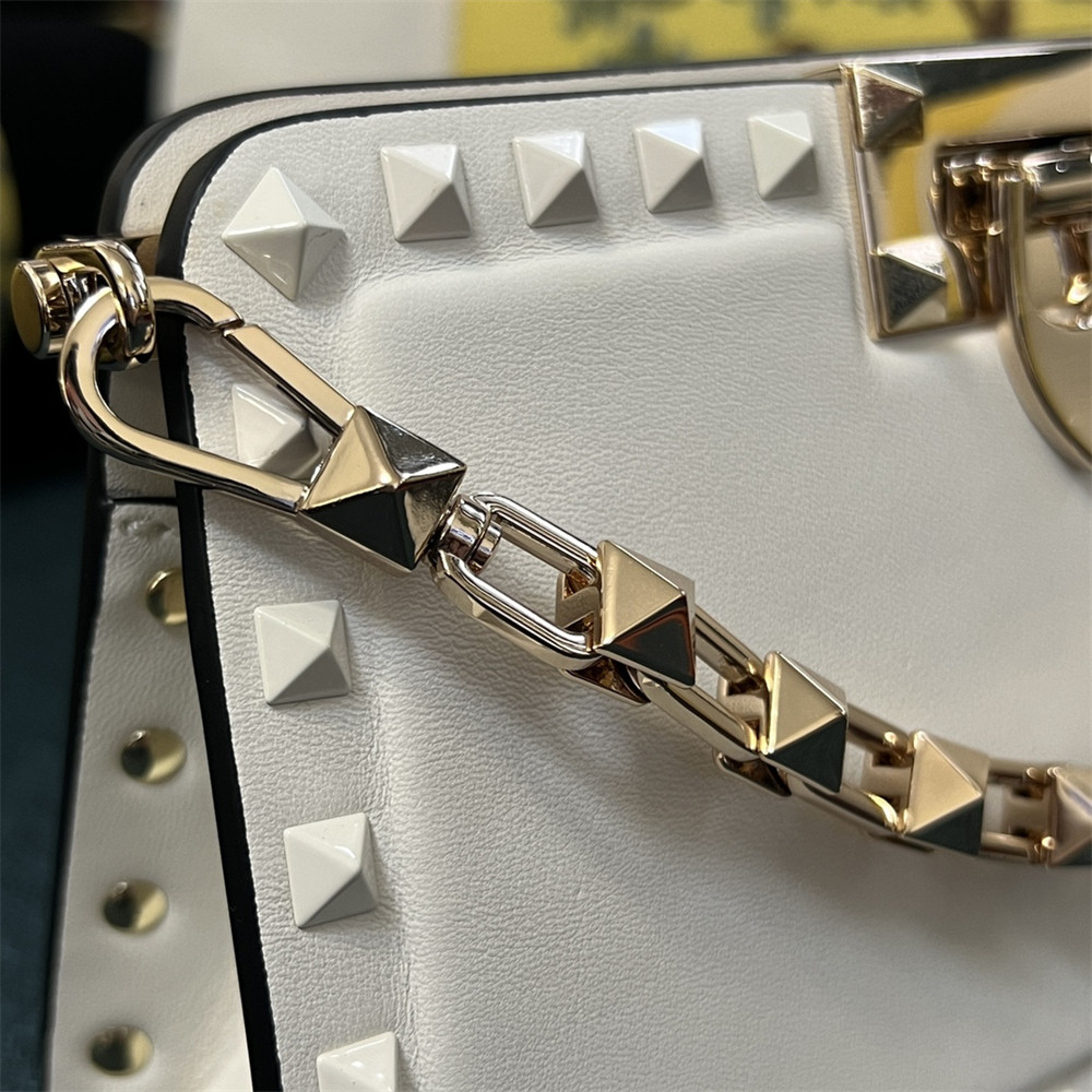 Va1e*ntin0 GARAVANI ROCKSTUD23 SMALL SMOOTH CALFSKIN SHOULDER BAG IVORY