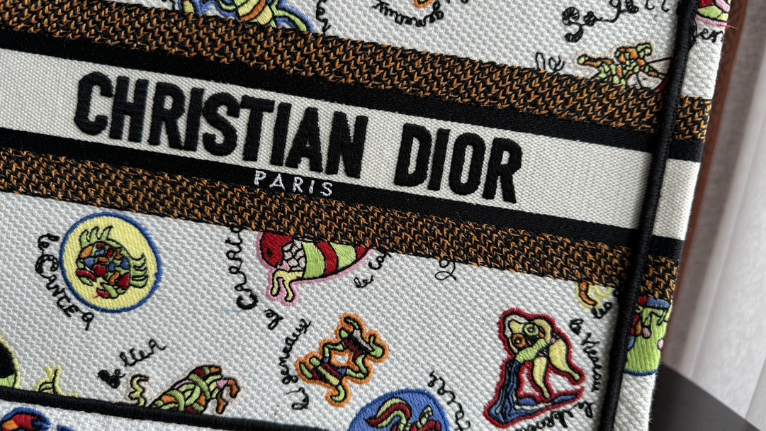 Small D10r BOOK TOTE WHITE MULTICOLOR DRAGON ZODIAC EMBROIDERY 10.5 x 8.5 x 5.5 inches