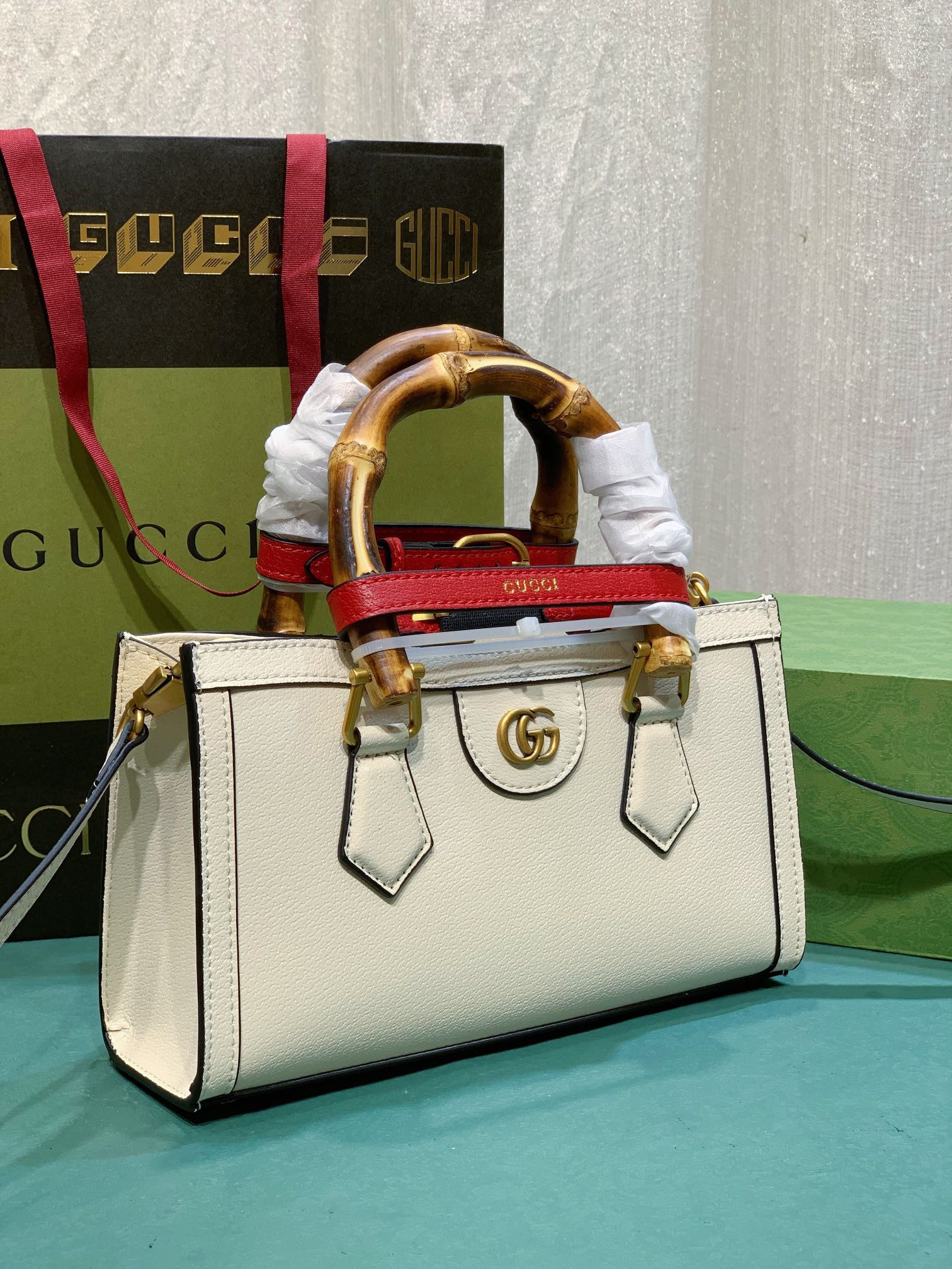 Gvc*1 DIANA SMALL SHOULDER BAG White 25W x 16H x 9D CM