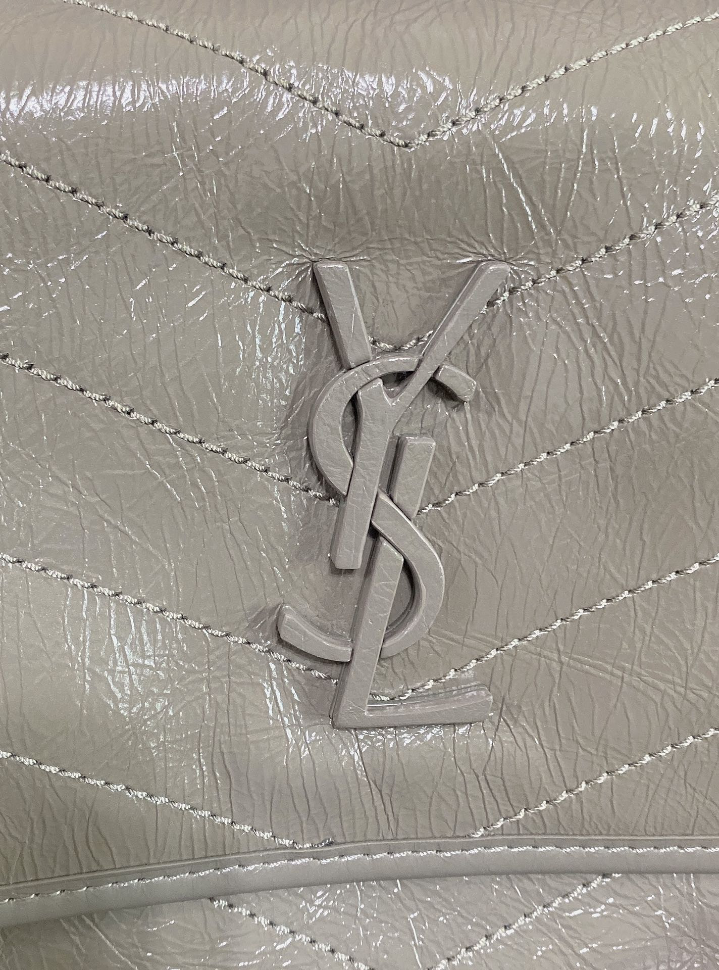 Y51 NIKI MEDIUM IN VINTAGE LEATHER LIGHT GRAY 11 X 7.8 X 3.3 INCHES