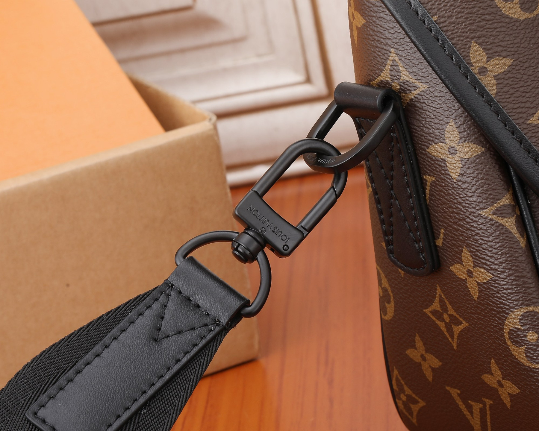 LV M46972 Trail Messenger 31 x 22 x11CM