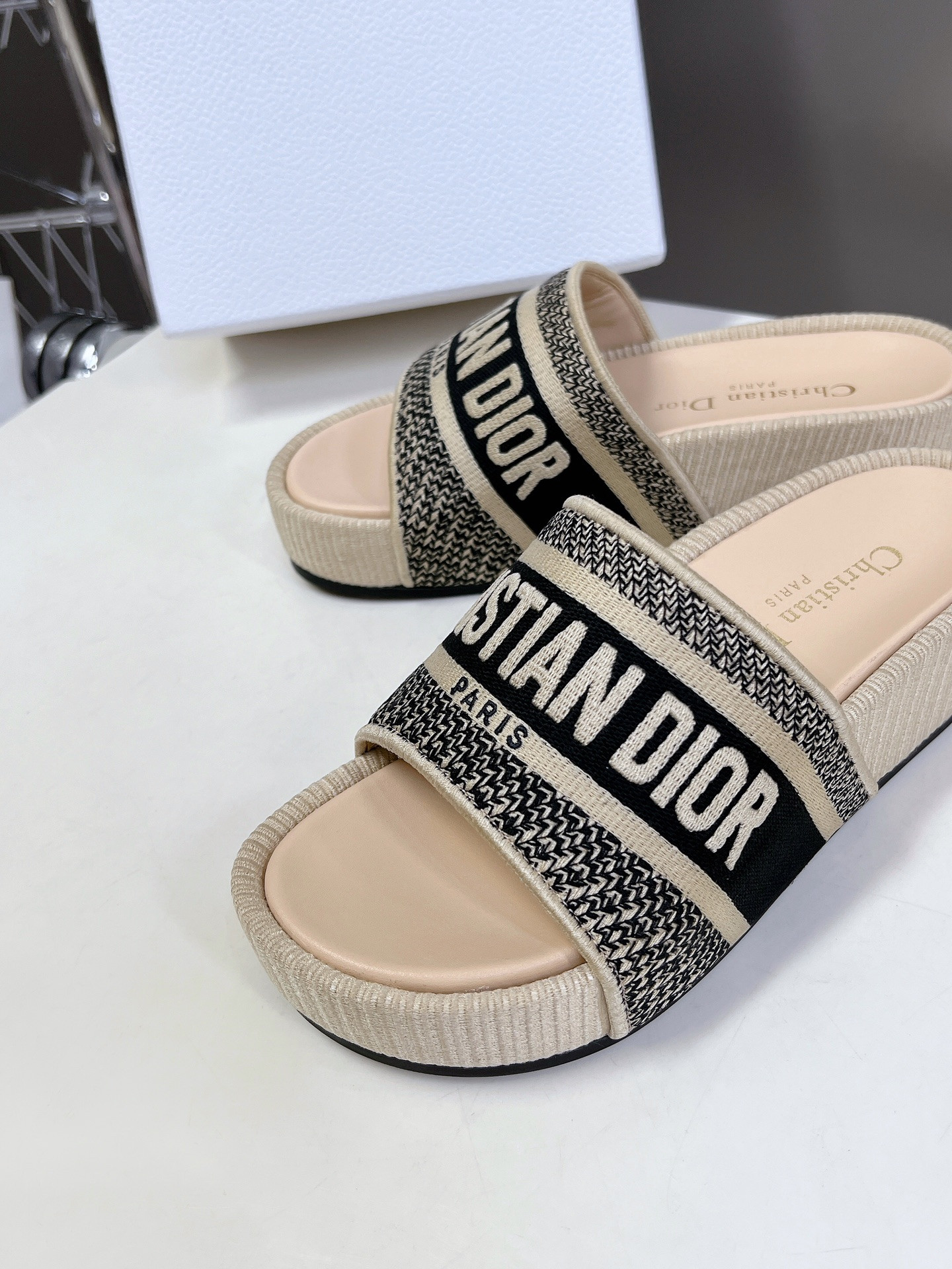 UA D10r Platform Sandals