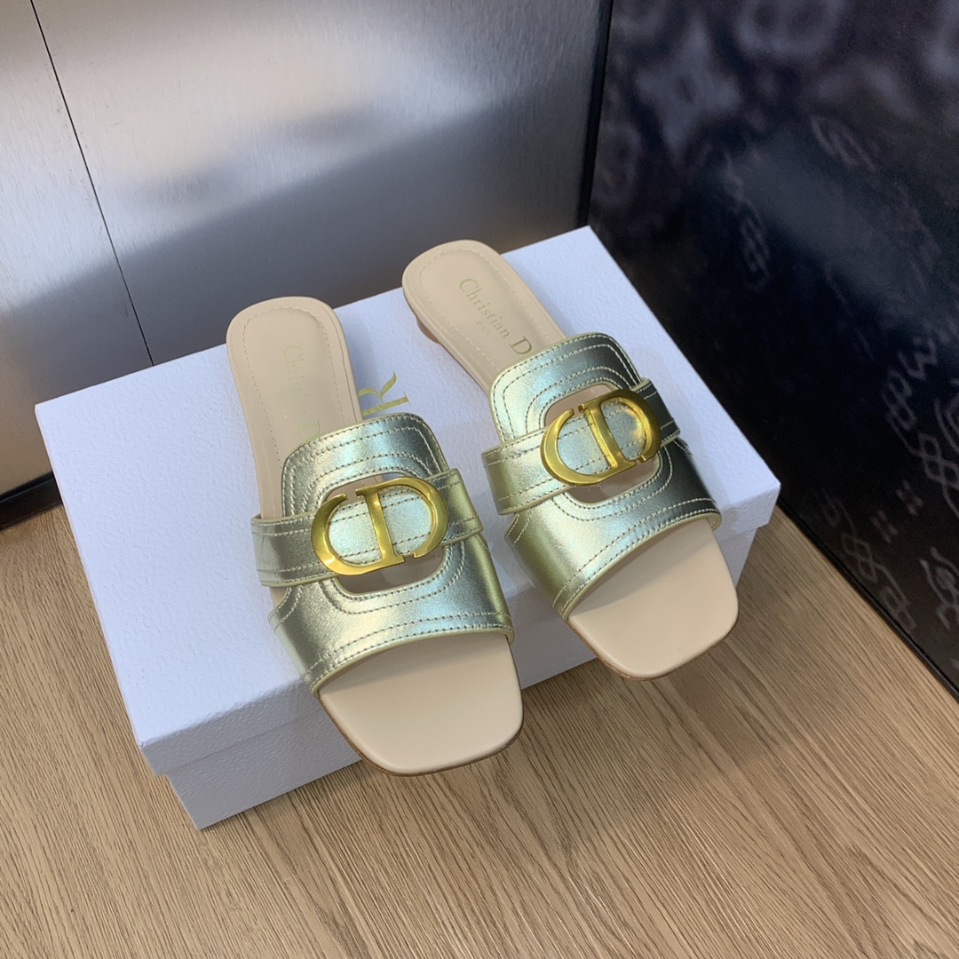 UA D10r 30 Montaigne Slide