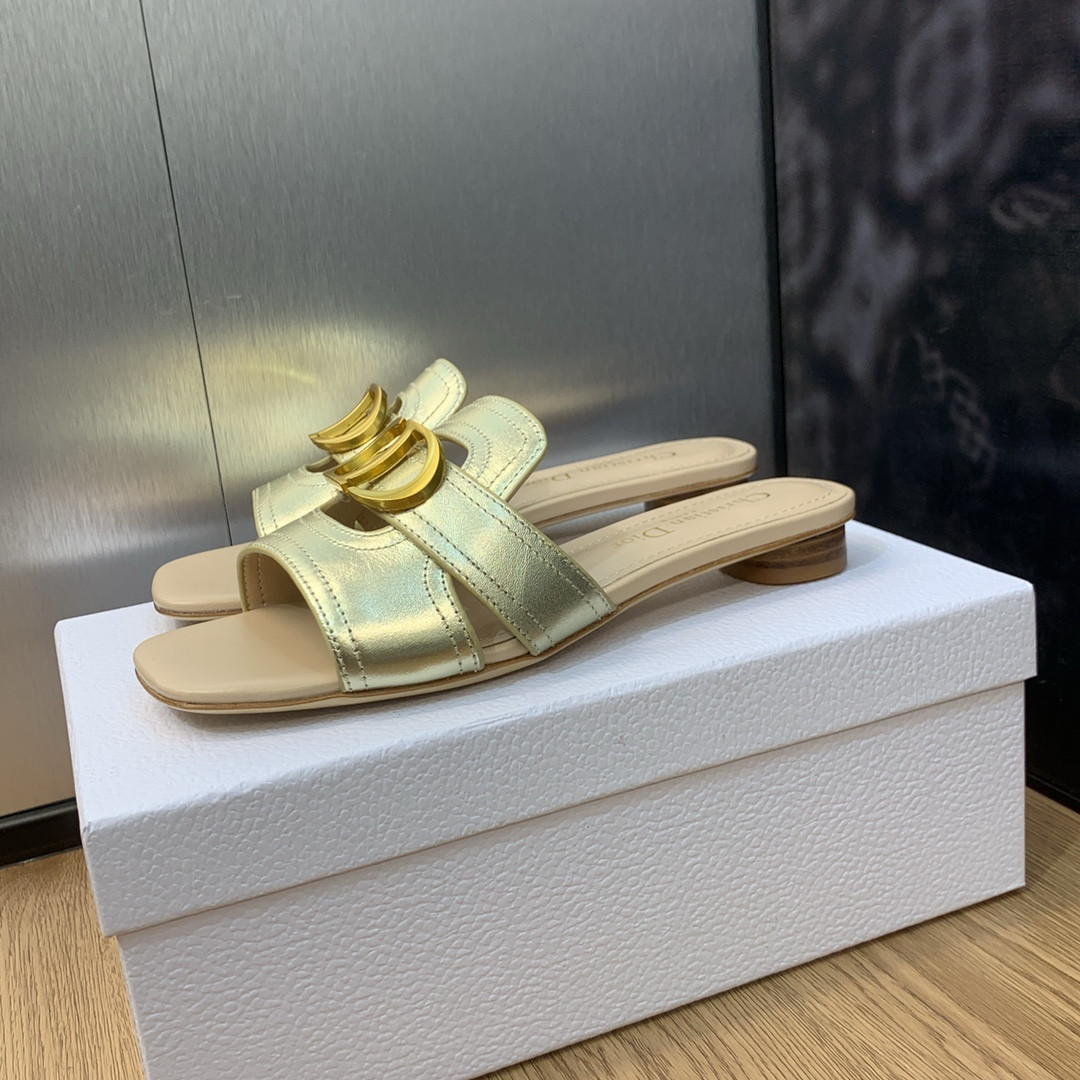 UA D10r 30 Montaigne Slide