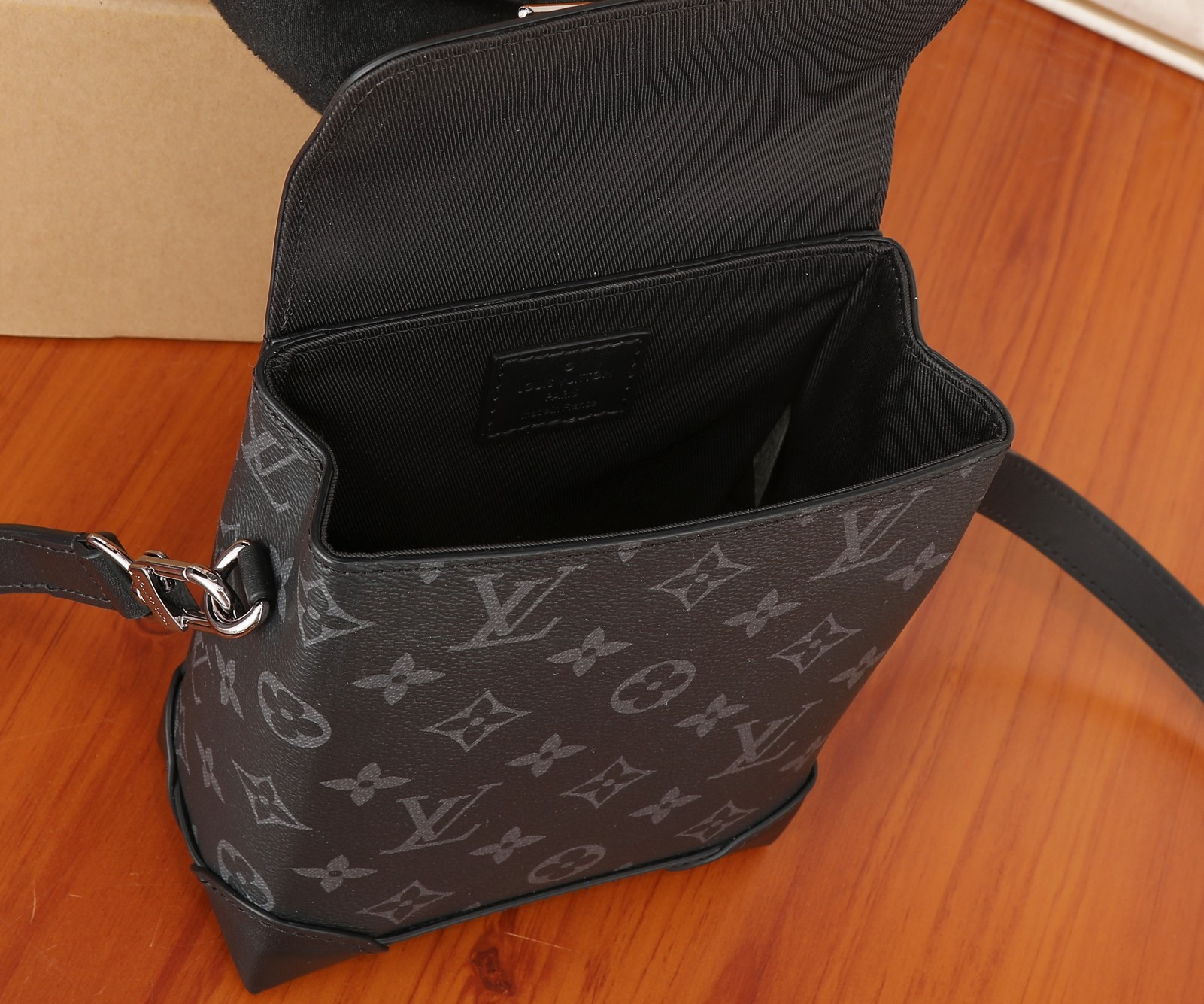 LV Nano Steamer M82774  5.9 x 7.1 x 2.8 in
