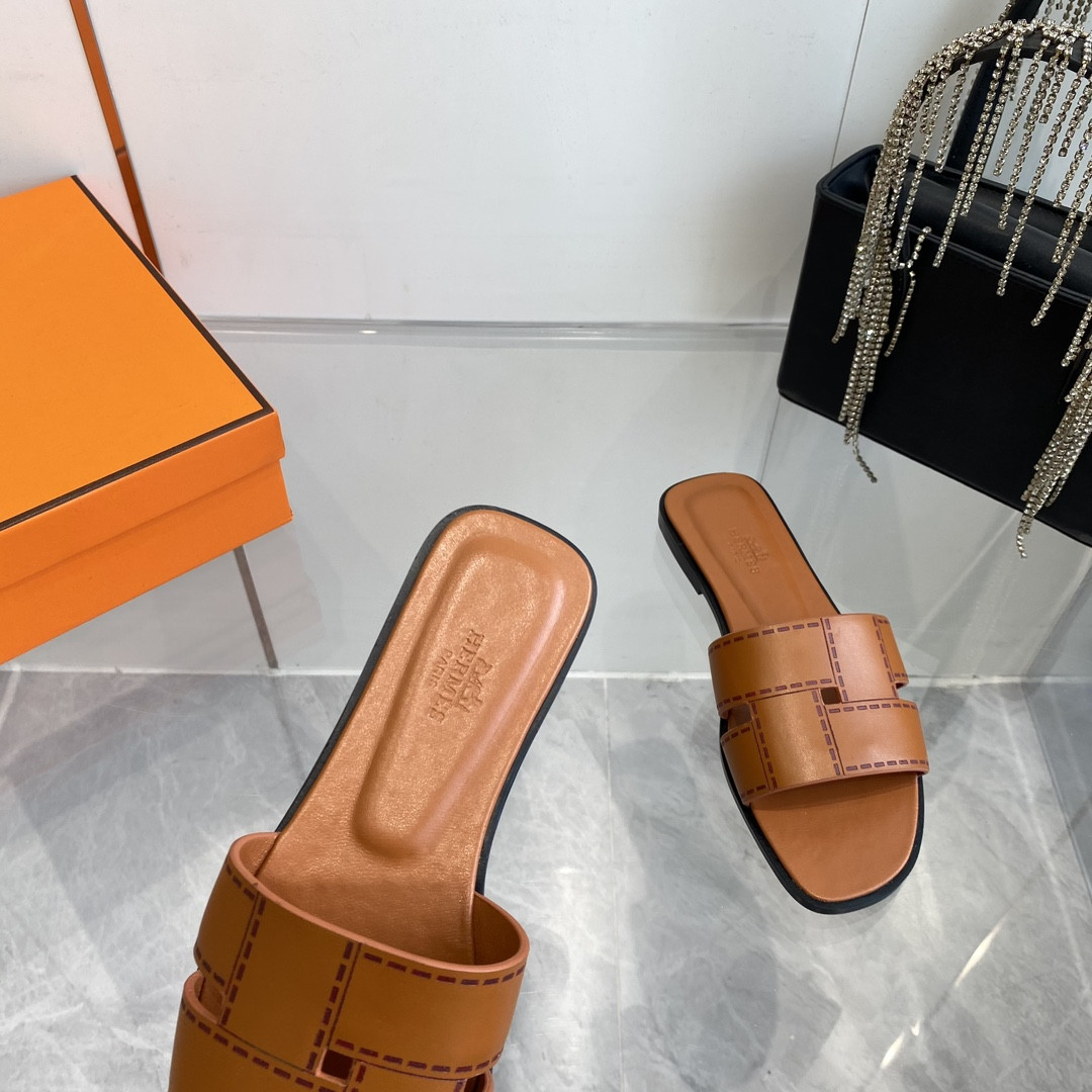 UA H**me5 Idioma sandal