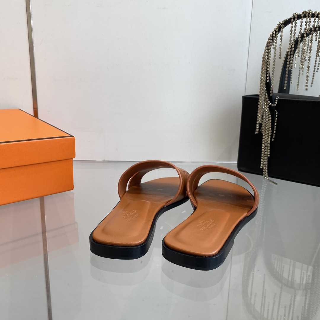 UA H**me5 Idioma sandal