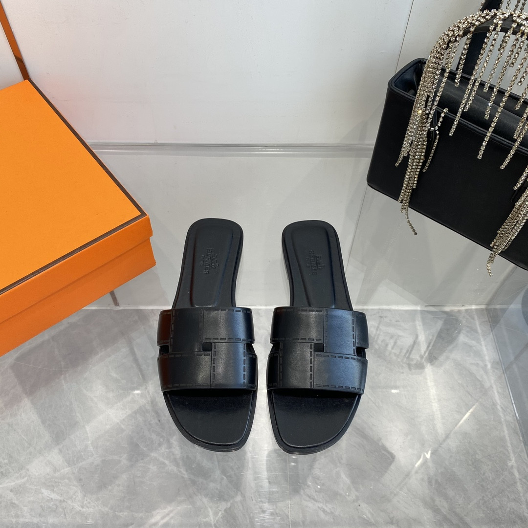 UA H**me5 Idioma sandal