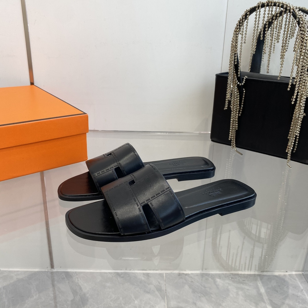UA H**me5 Idioma sandal