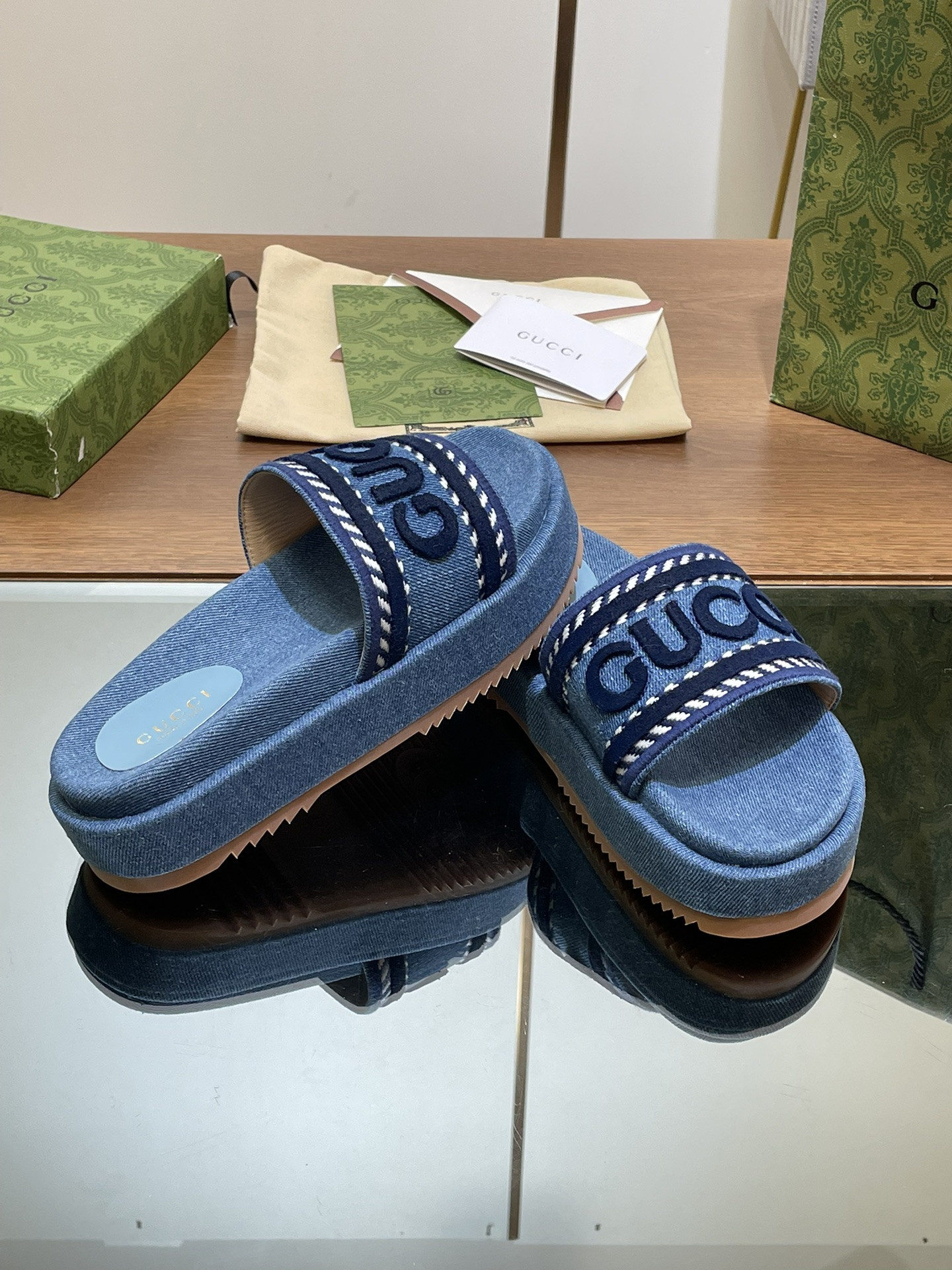 UA Gvc*1 SLIDE SANDAL WITH Gvc*1 SCRIPT