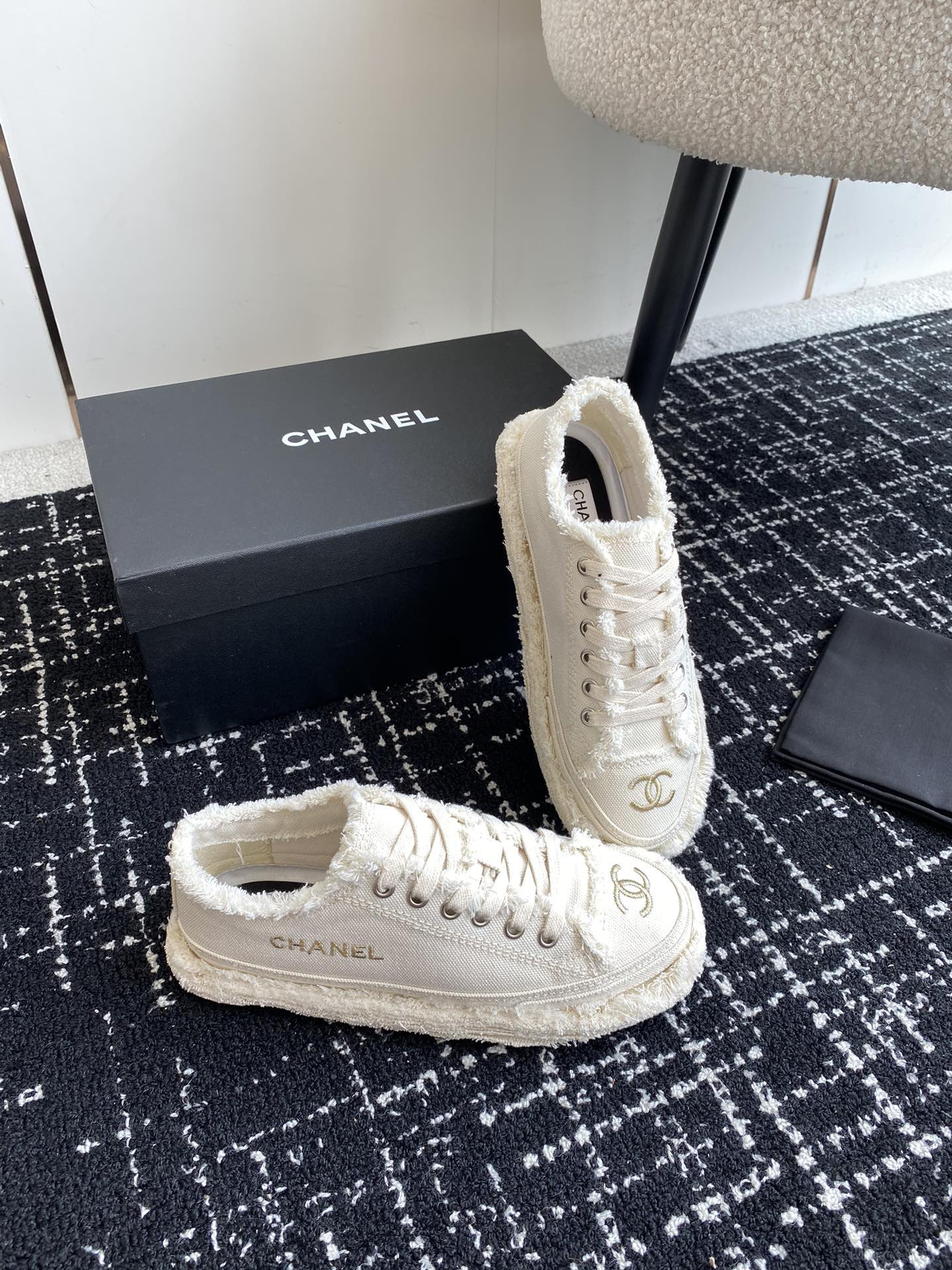 UA Ch**el SNEAKER