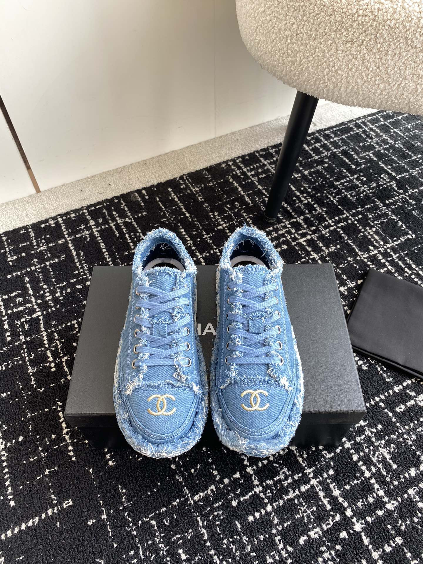 UA Ch**el SNEAKER