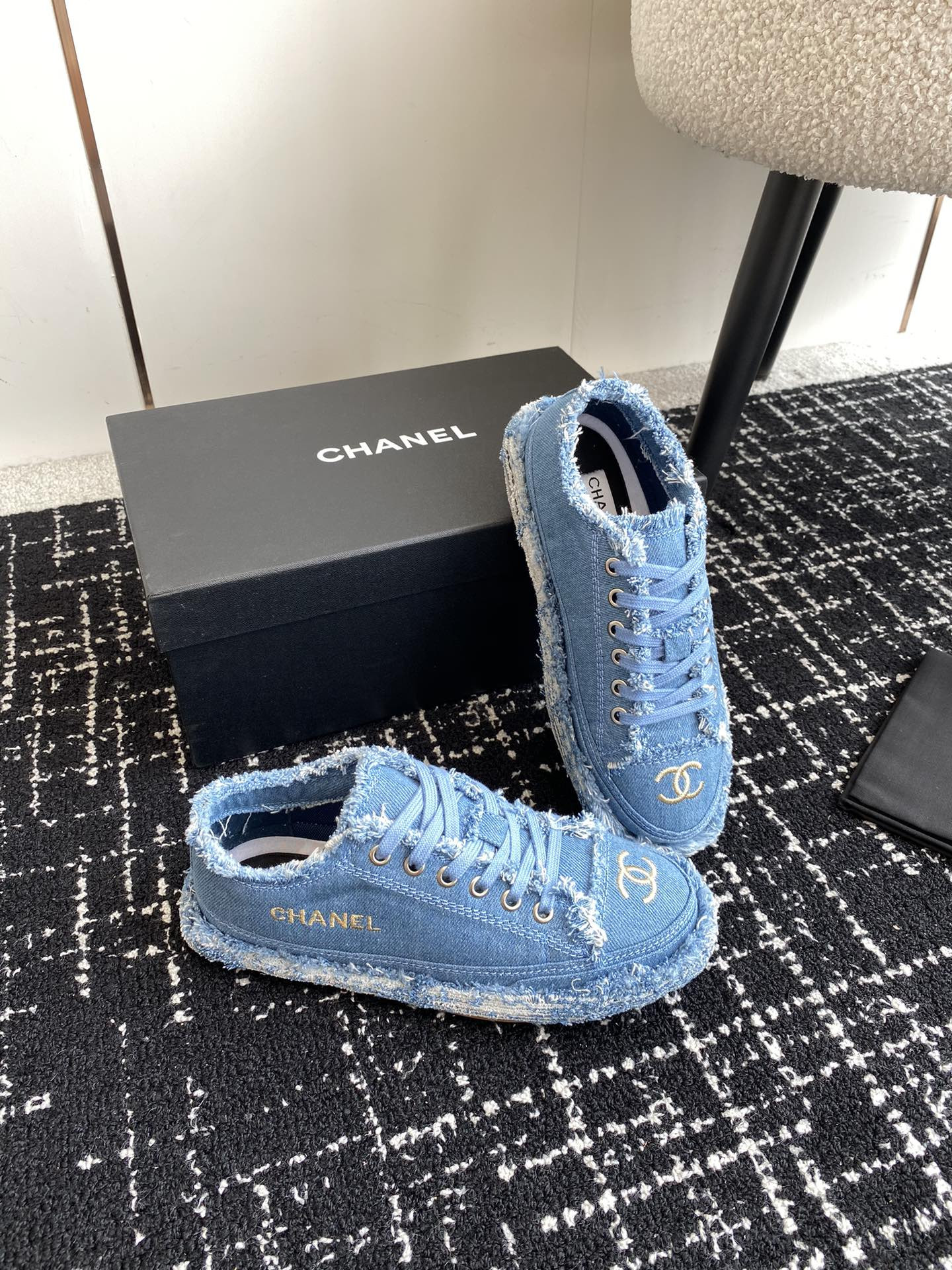 UA Ch**el SNEAKER
