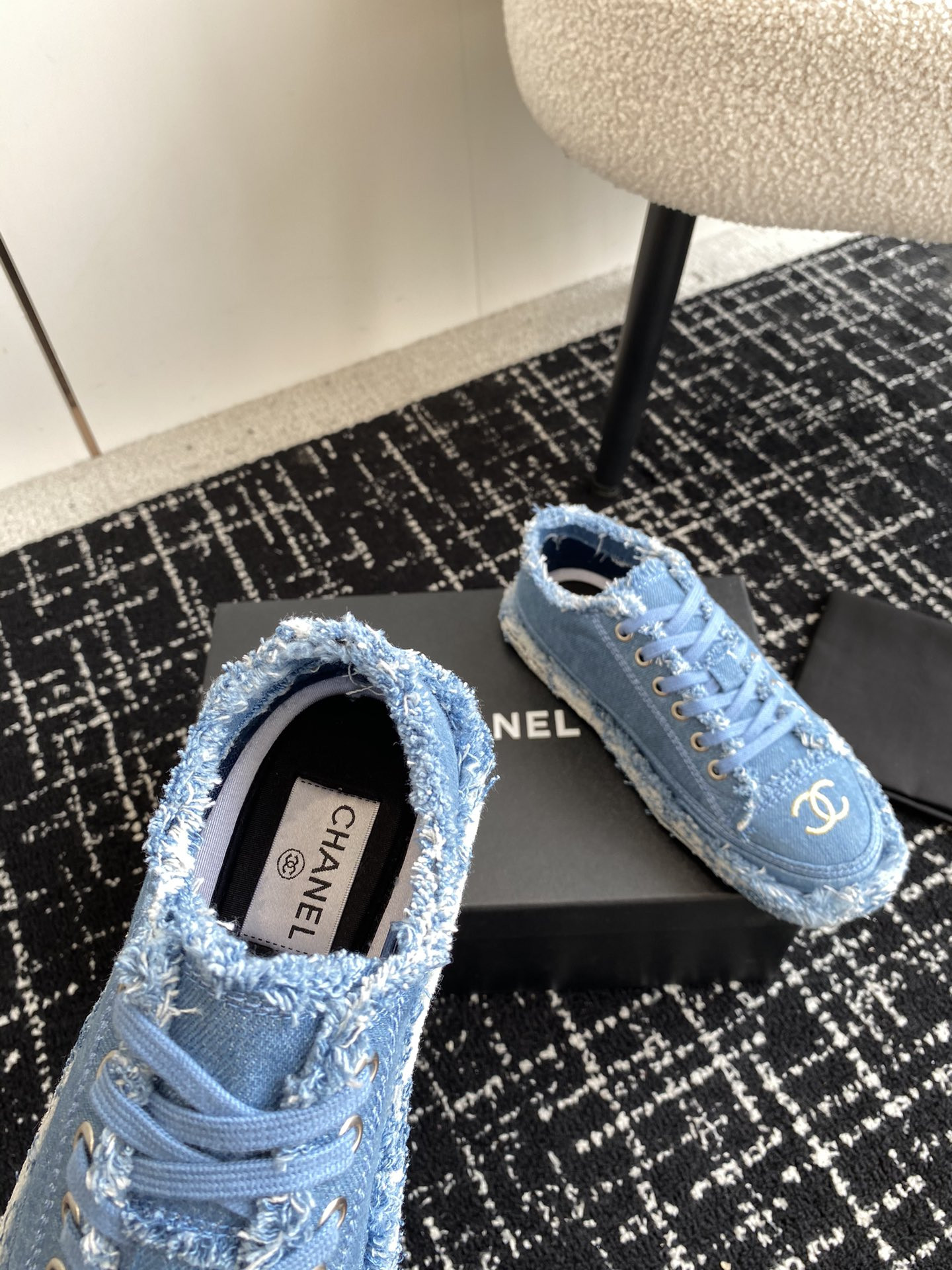 UA Ch**el SNEAKER