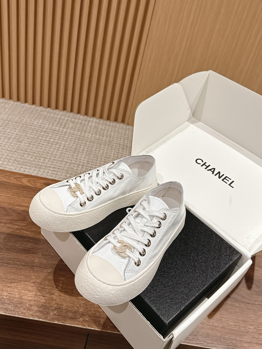UA Ch**el SNEAKER